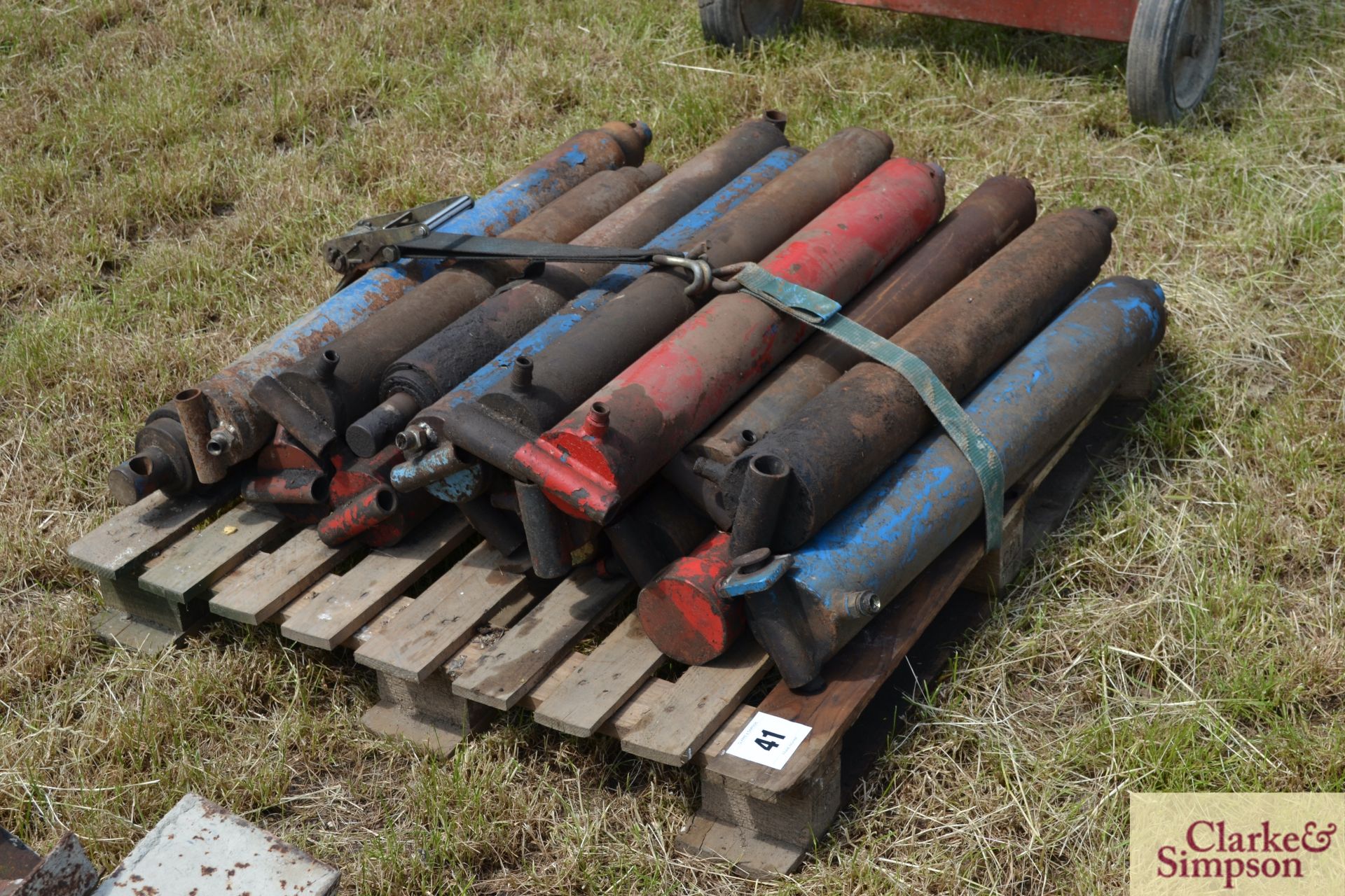 Large quantity of tipping trailer rams. M