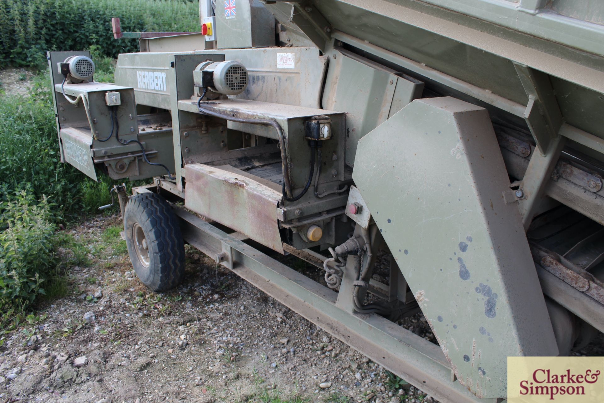 Herbert System 1200 grader with spiral cleaners and four person picking off table. LM - Image 14 of 16