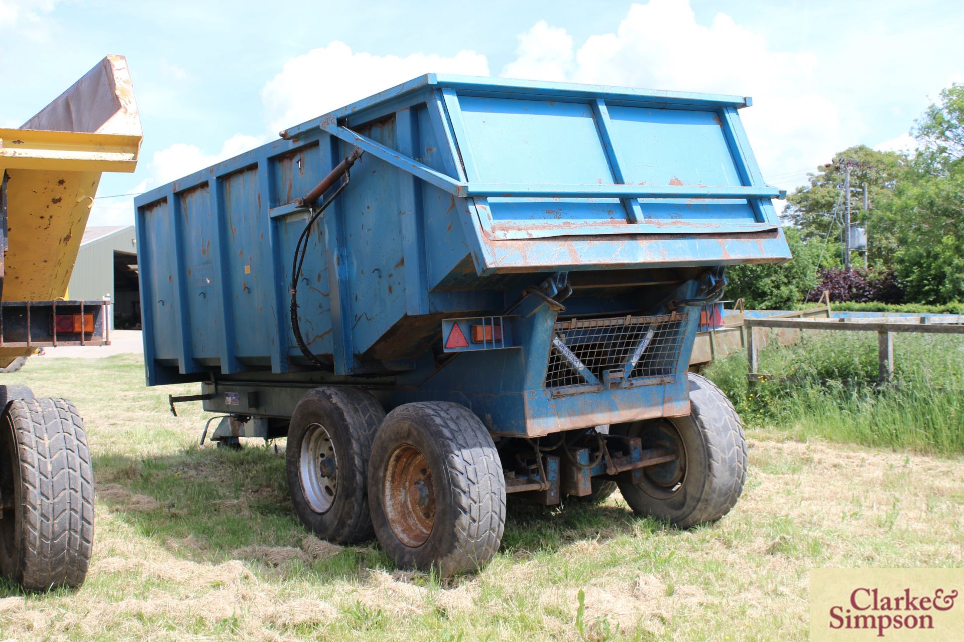 Warwick 14T twin axle dump trailer. 2004. Serial number 1404449. With sprung draw bar, hydraulic - Image 3 of 27