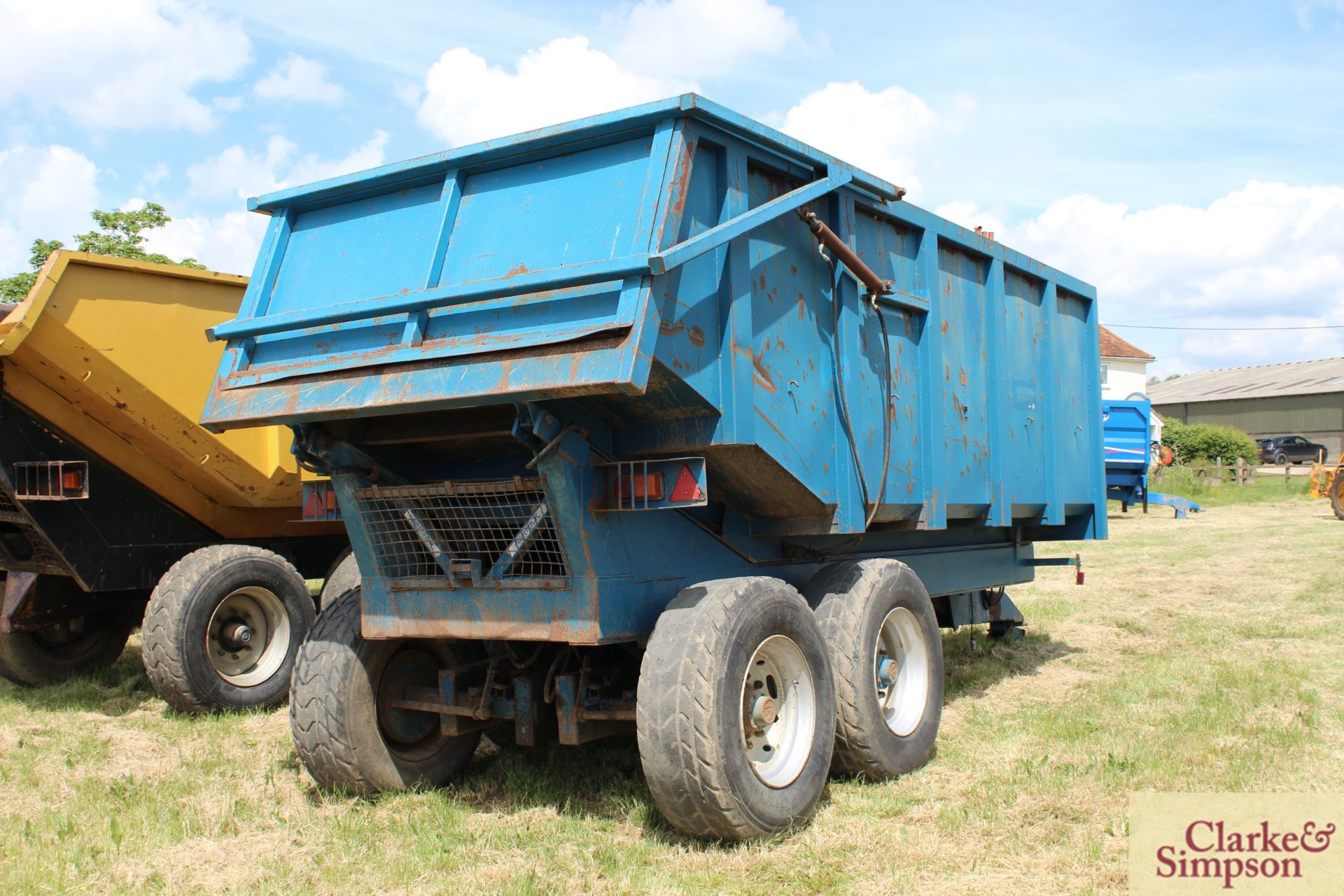 Warwick 14T twin axle dump trailer. 2004. Serial number 1404449. With sprung draw bar, hydraulic - Image 4 of 27