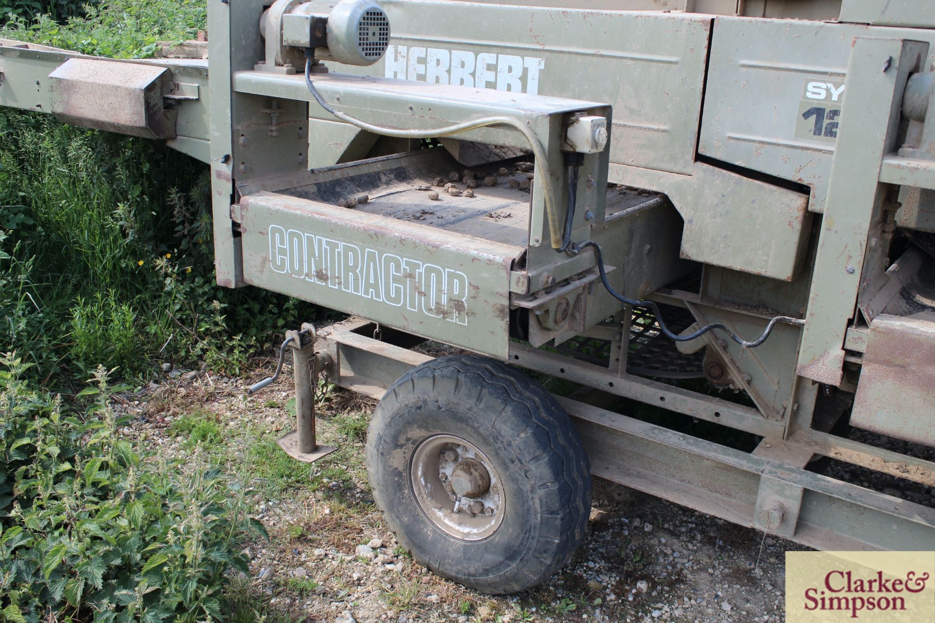 Herbert System 1200 grader with spiral cleaners and four person picking off table. LM - Image 15 of 16