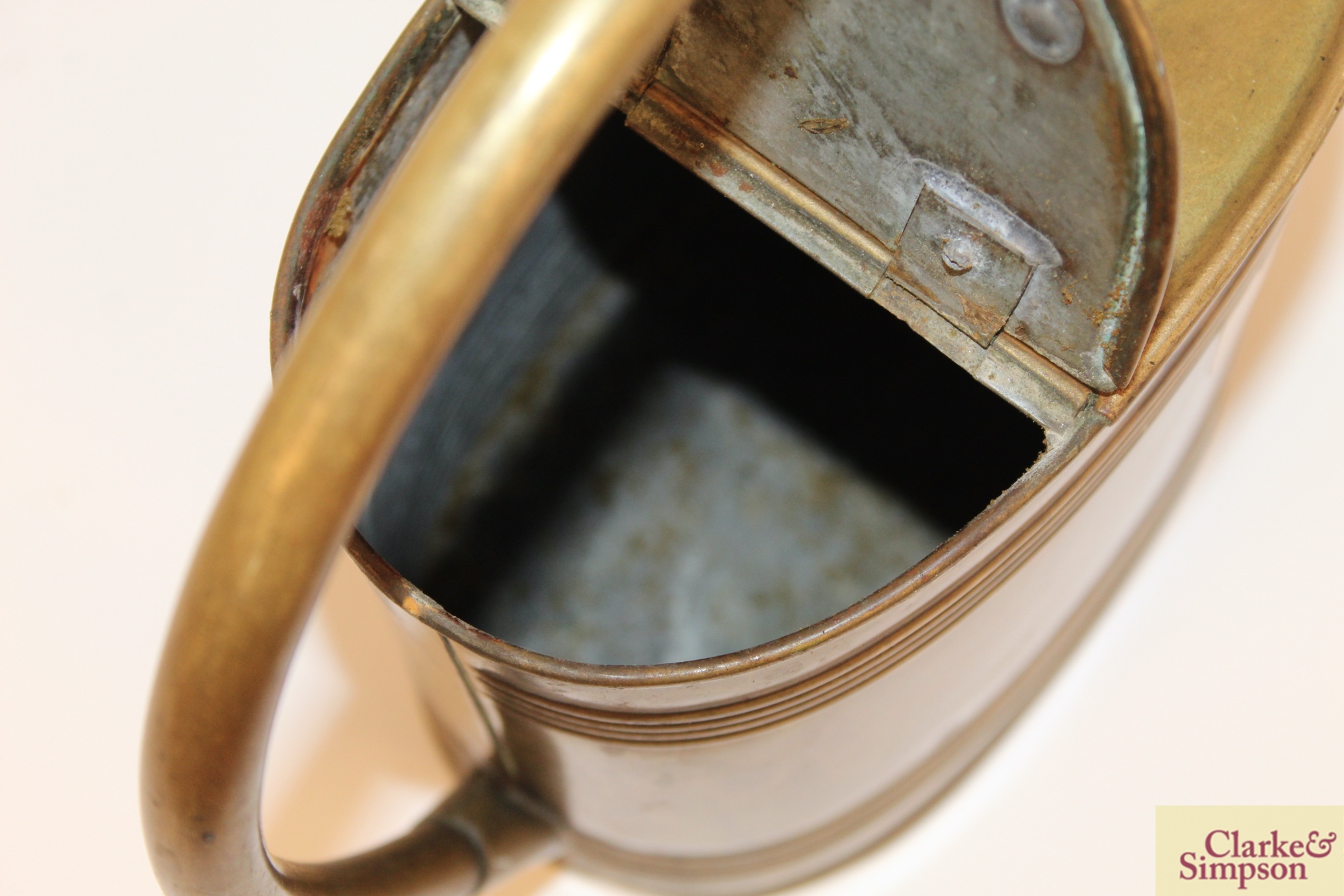 An antique brass watering can with loop handle - Image 4 of 7