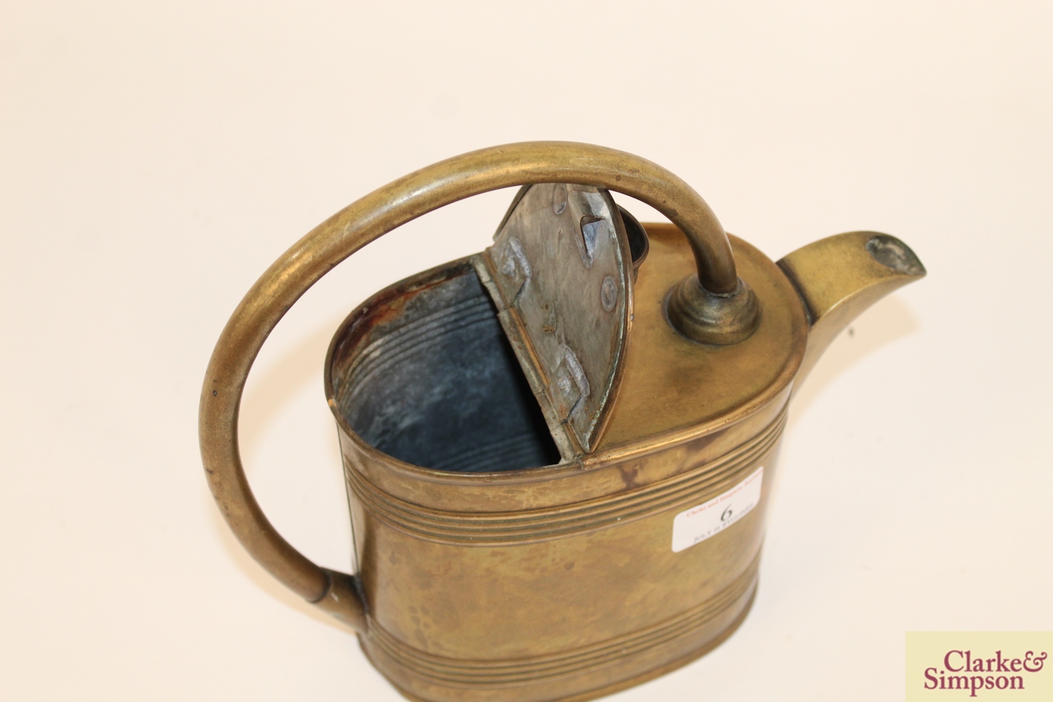 An antique brass watering can with loop handle - Image 3 of 7