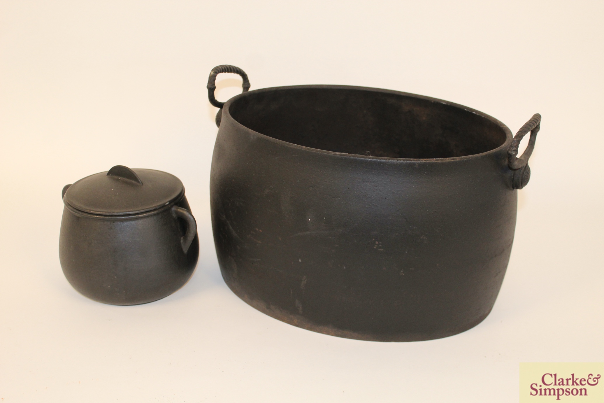 An oval cast iron cauldron / cooking pot by Pugh & - Image 2 of 8