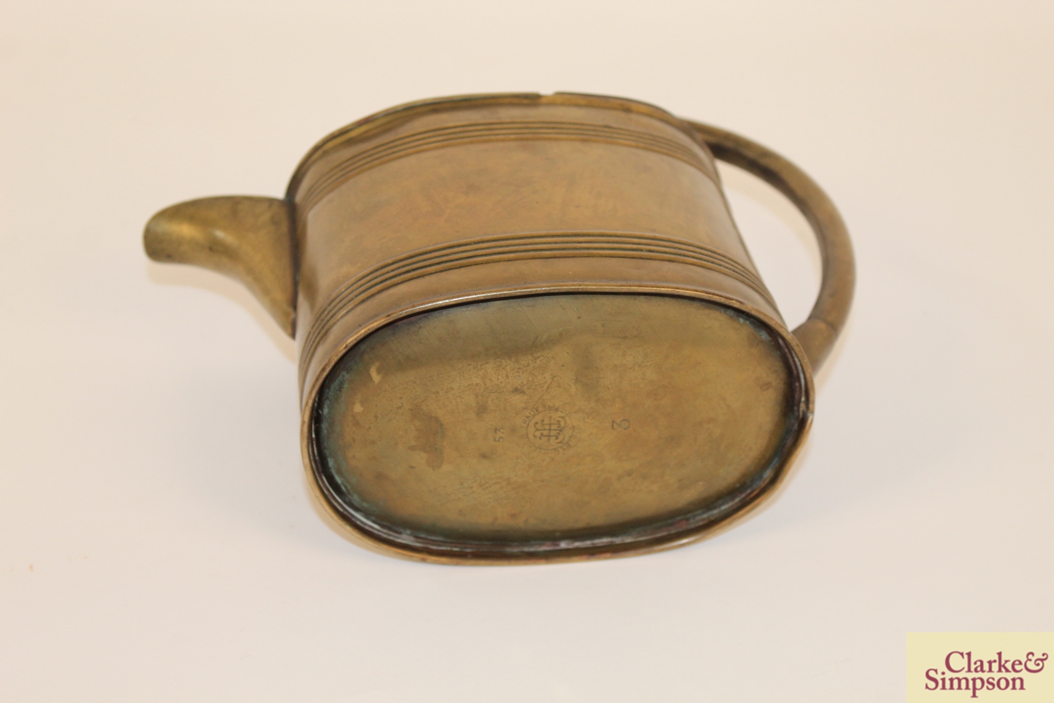 An antique brass watering can with loop handle - Image 6 of 7