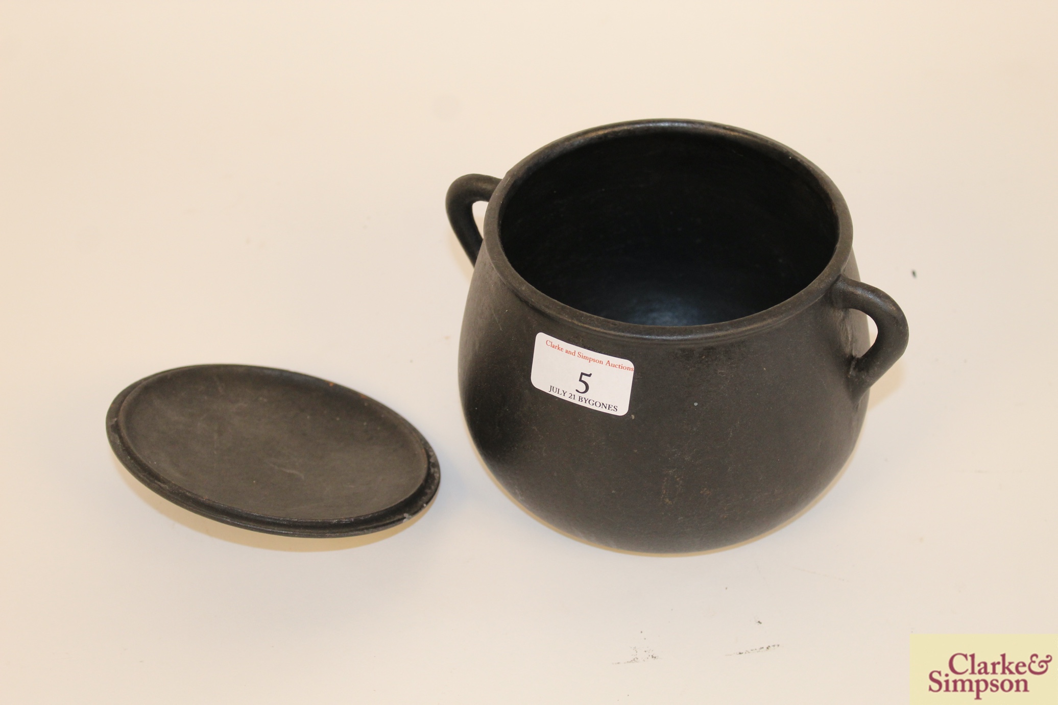 An oval cast iron cauldron / cooking pot by Pugh & - Image 6 of 8