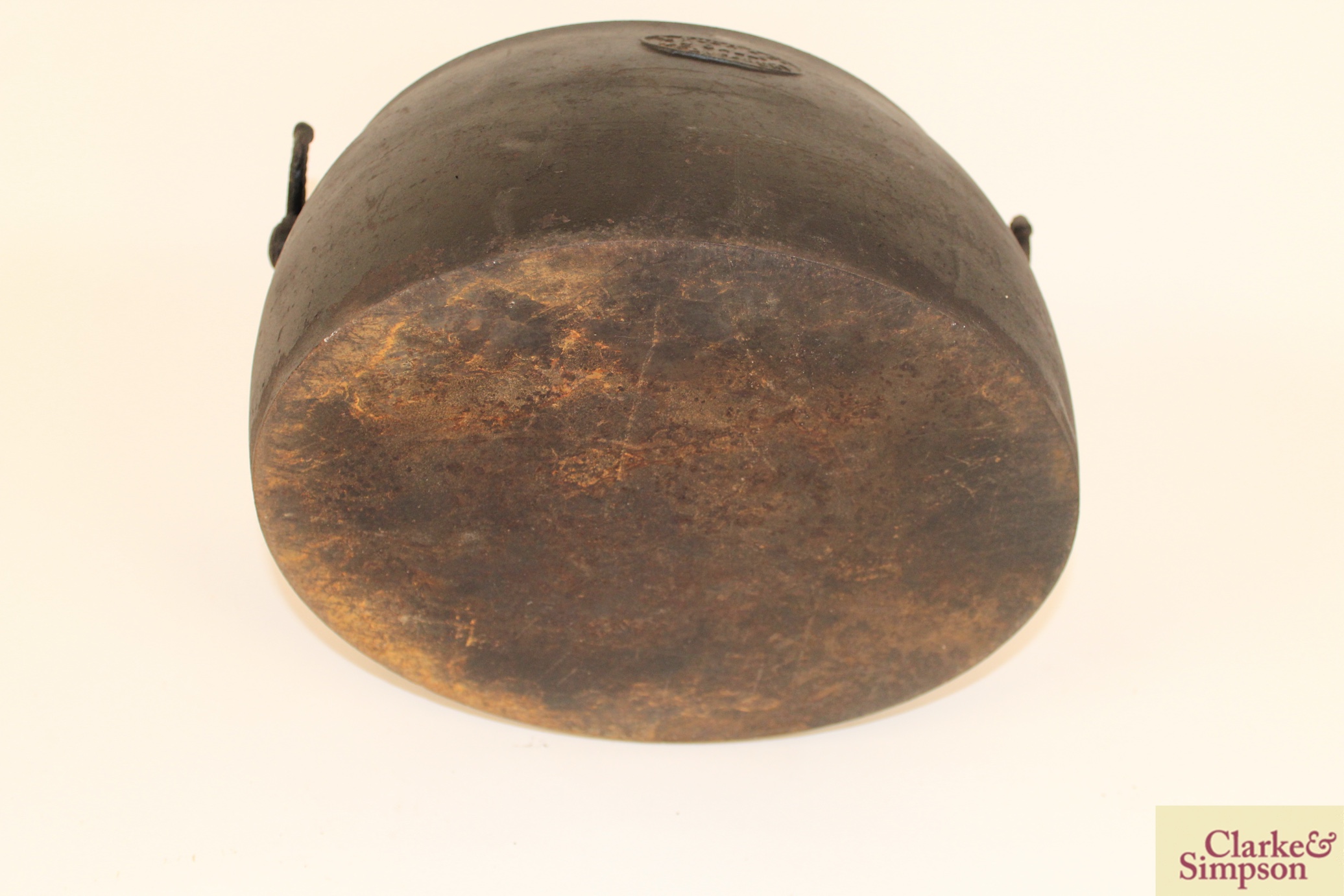 An oval cast iron cauldron / cooking pot by Pugh & - Image 5 of 8