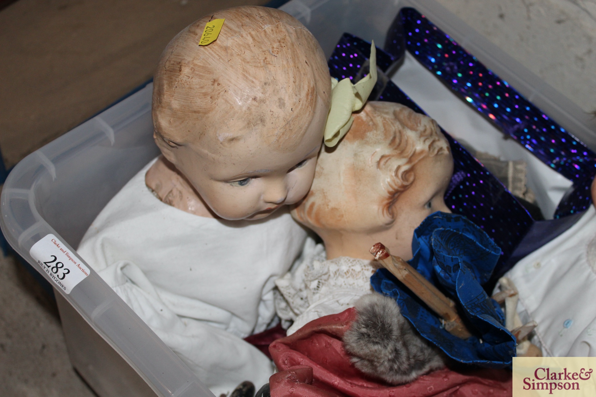 A box of miscellaneous vintage dolls and soft toys - Image 2 of 4