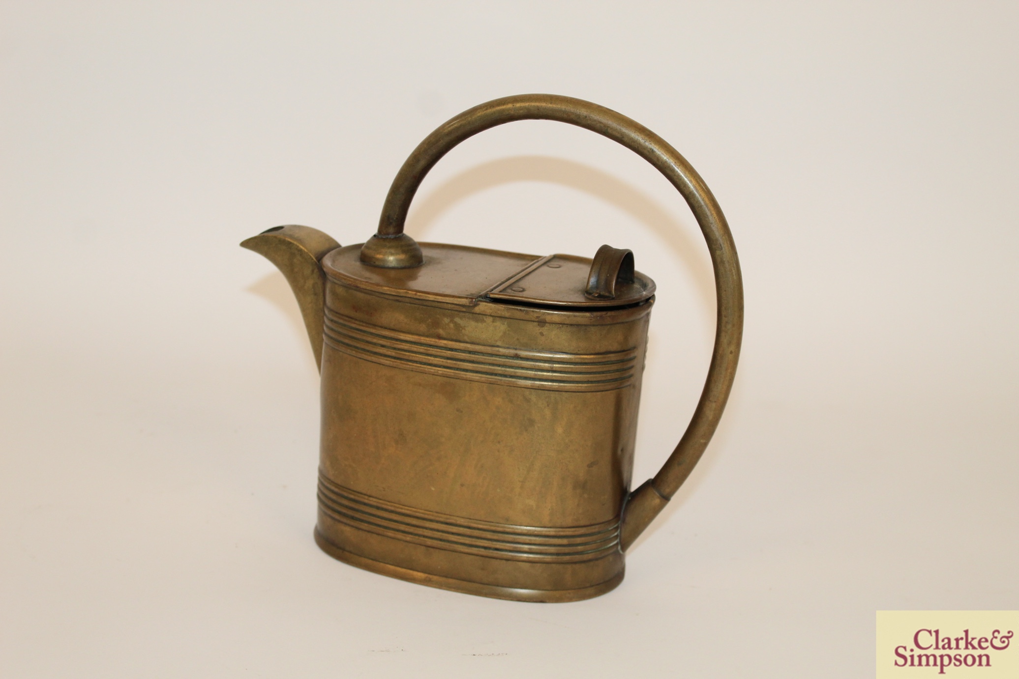 An antique brass watering can with loop handle - Image 2 of 7