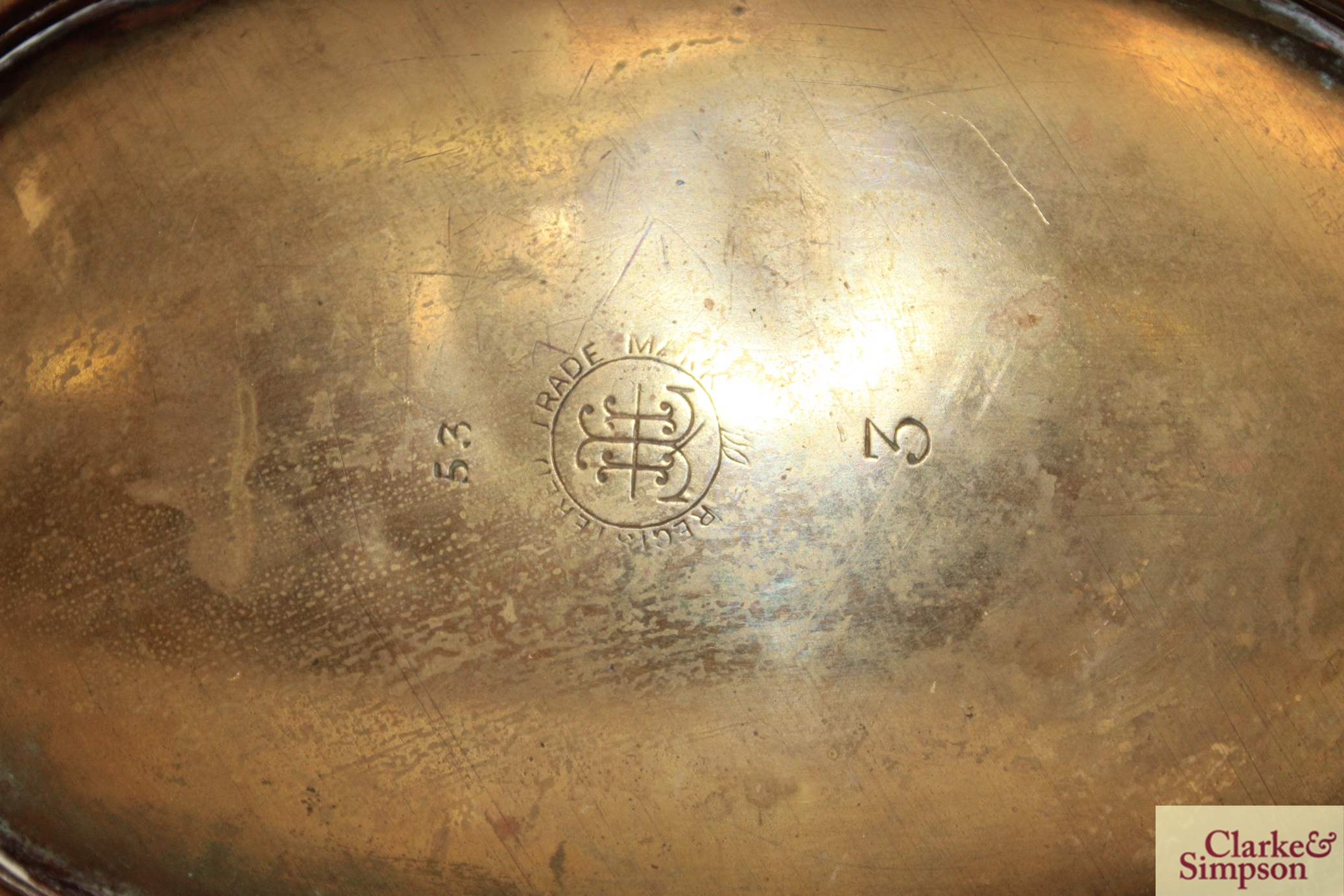 An antique brass watering can with loop handle - Image 7 of 7