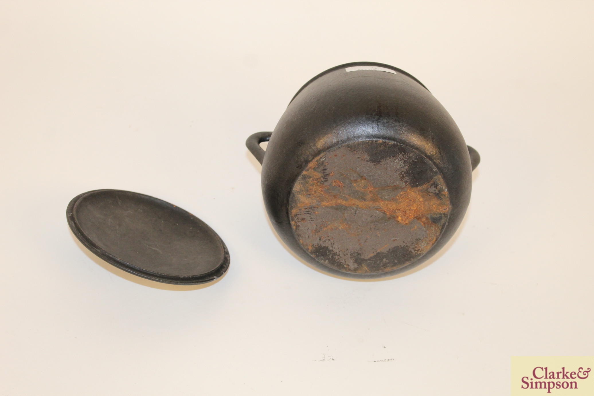 An oval cast iron cauldron / cooking pot by Pugh & - Image 8 of 8