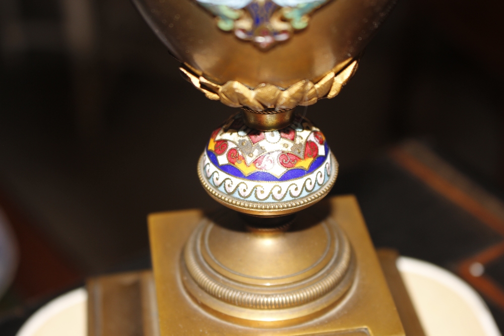 An Ormolu and enamel clock garniture, the clock surmounted by a urn finial, circular dial supporting - Bild 13 aus 16