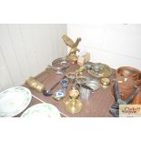 A quantity of various brass and other metalware to