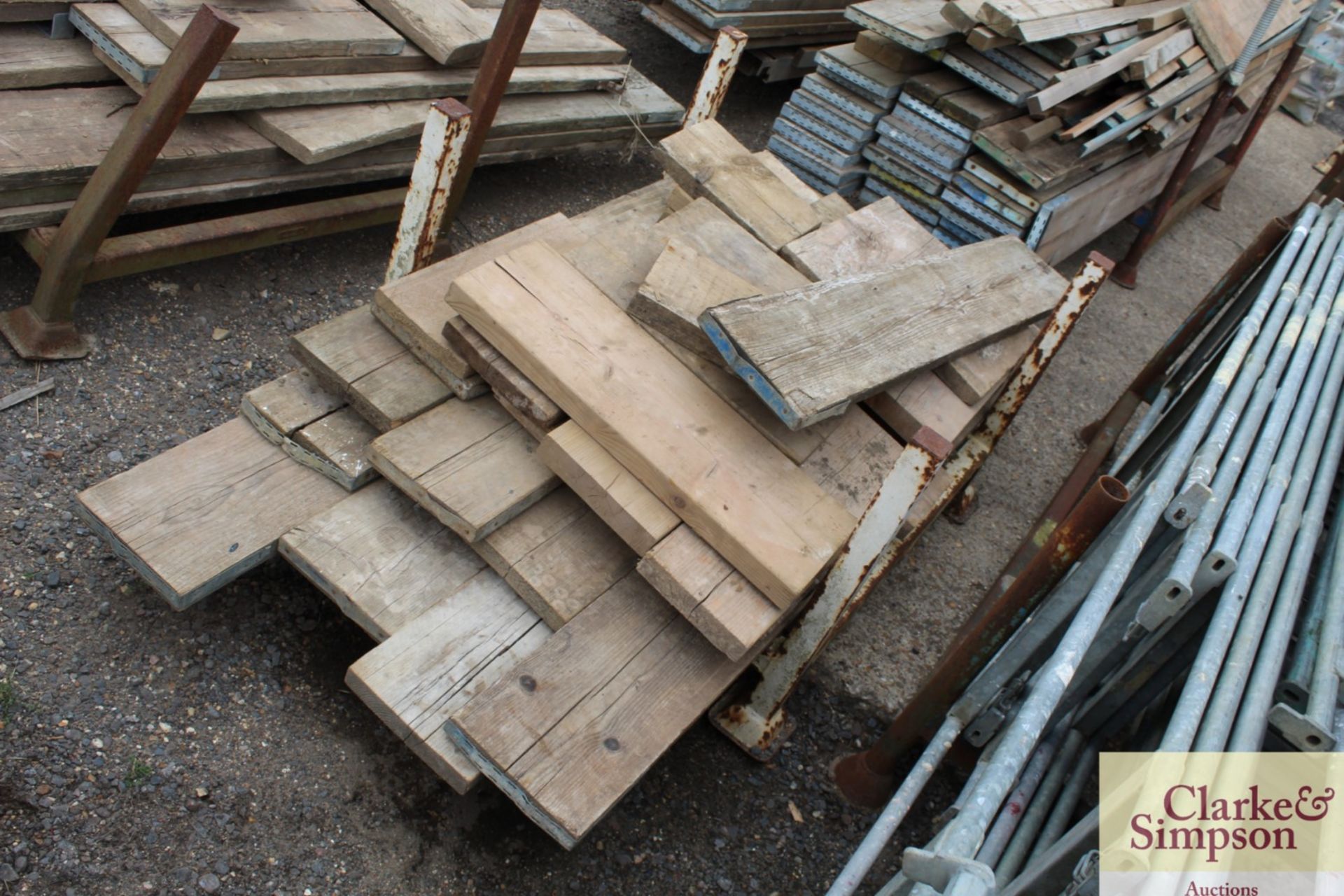 Stillage of short scaffold boards. - Image 3 of 3