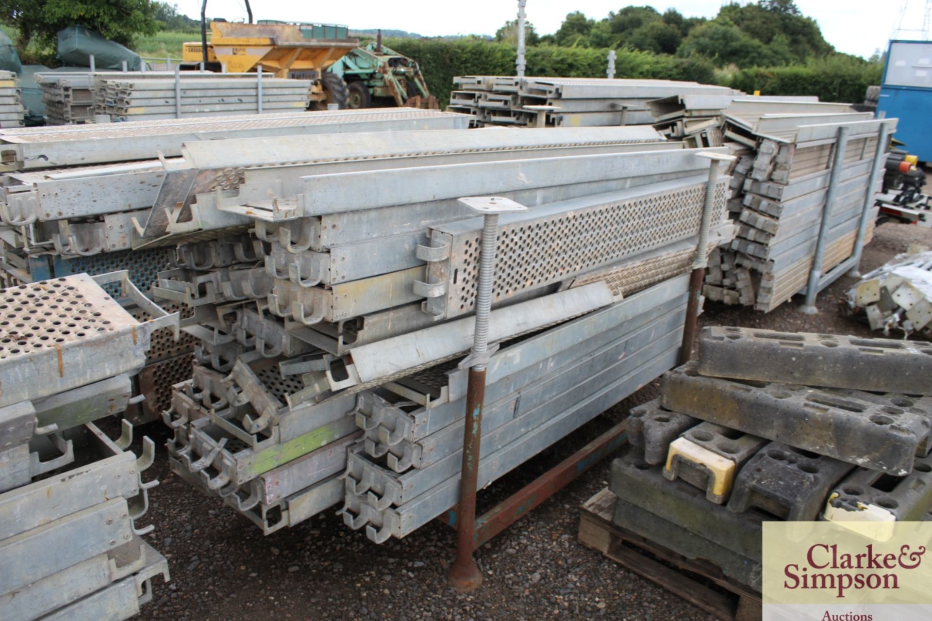 Stillage of Haki Scaffolding Steel and Aluminium Planks. Mainly 2500, some shorter. - Image 2 of 6