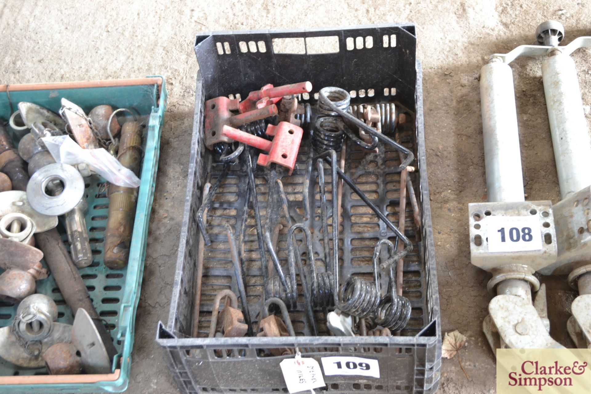 Quantity of Lely Lotus tines and spares.