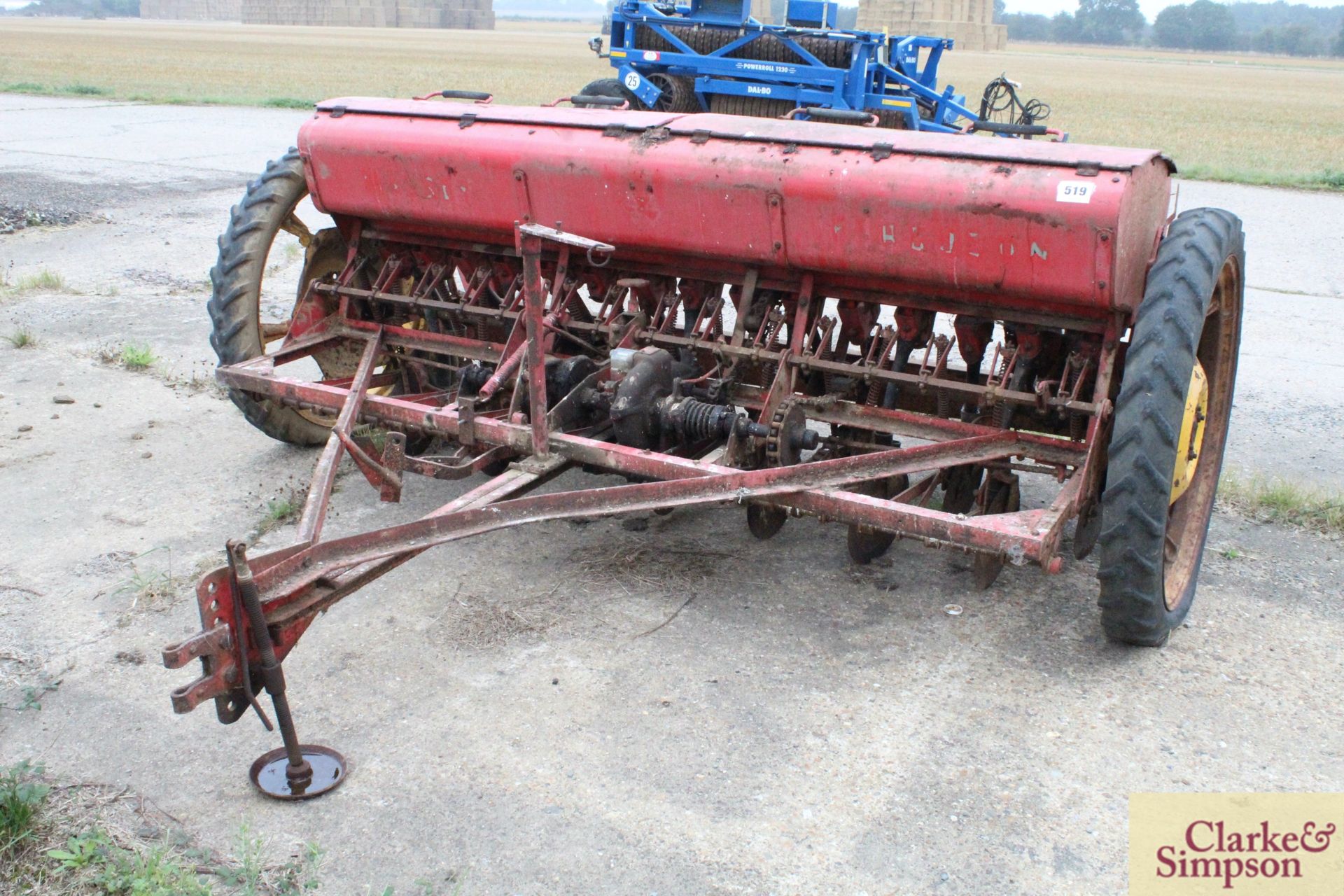 Massey Ferguson 29 3m trailed dill. With disc coulters.