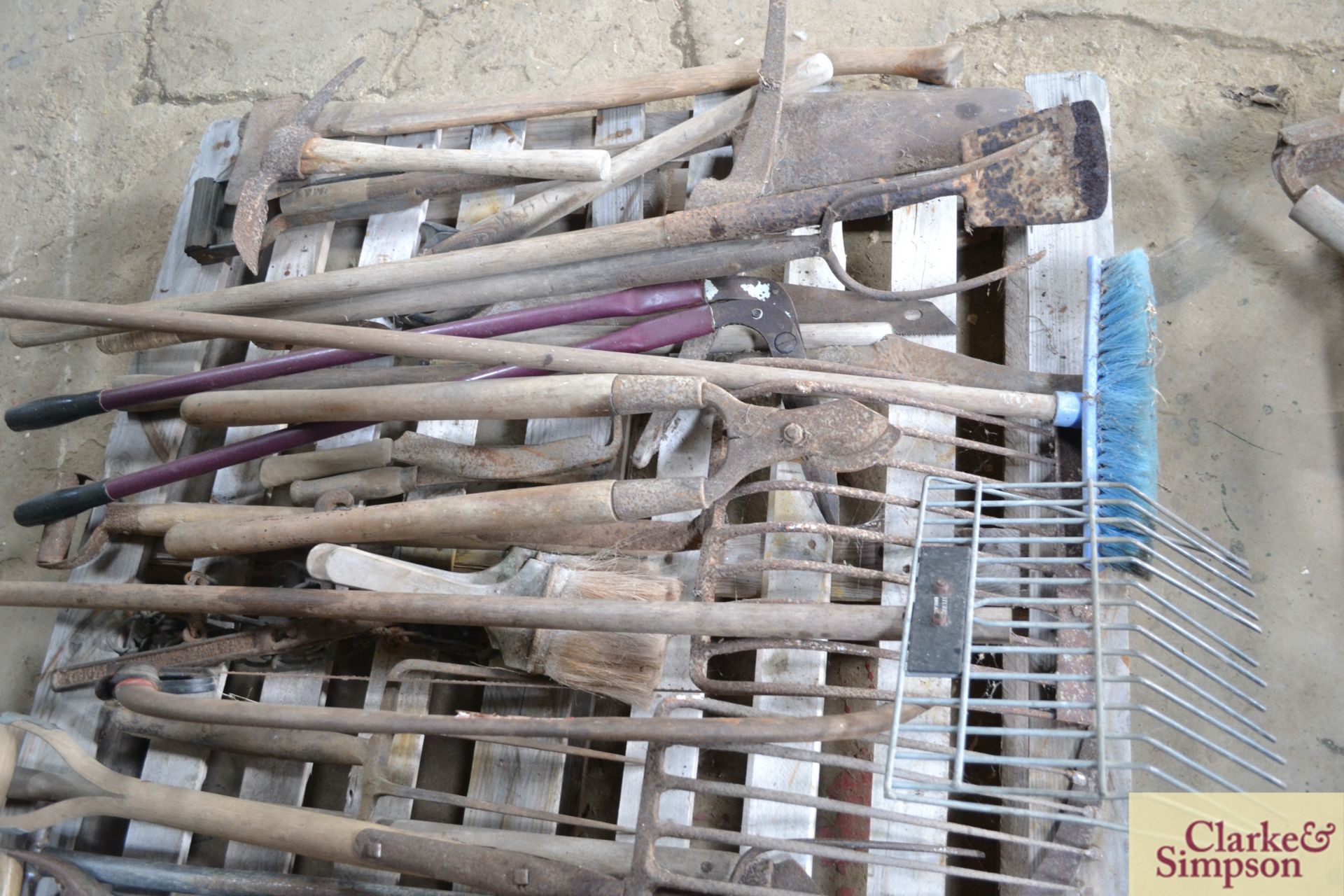 Pallet containing large quantity of long handled tools. - Image 2 of 2