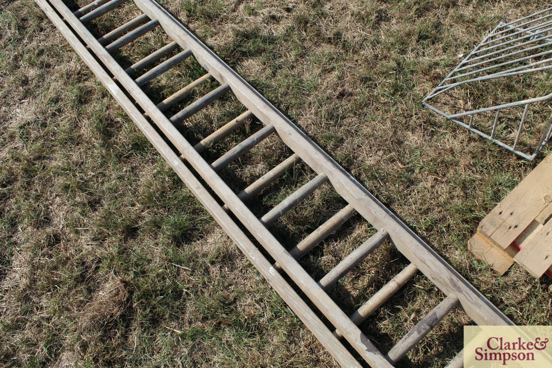 Wooden extending ladder. - Image 3 of 4
