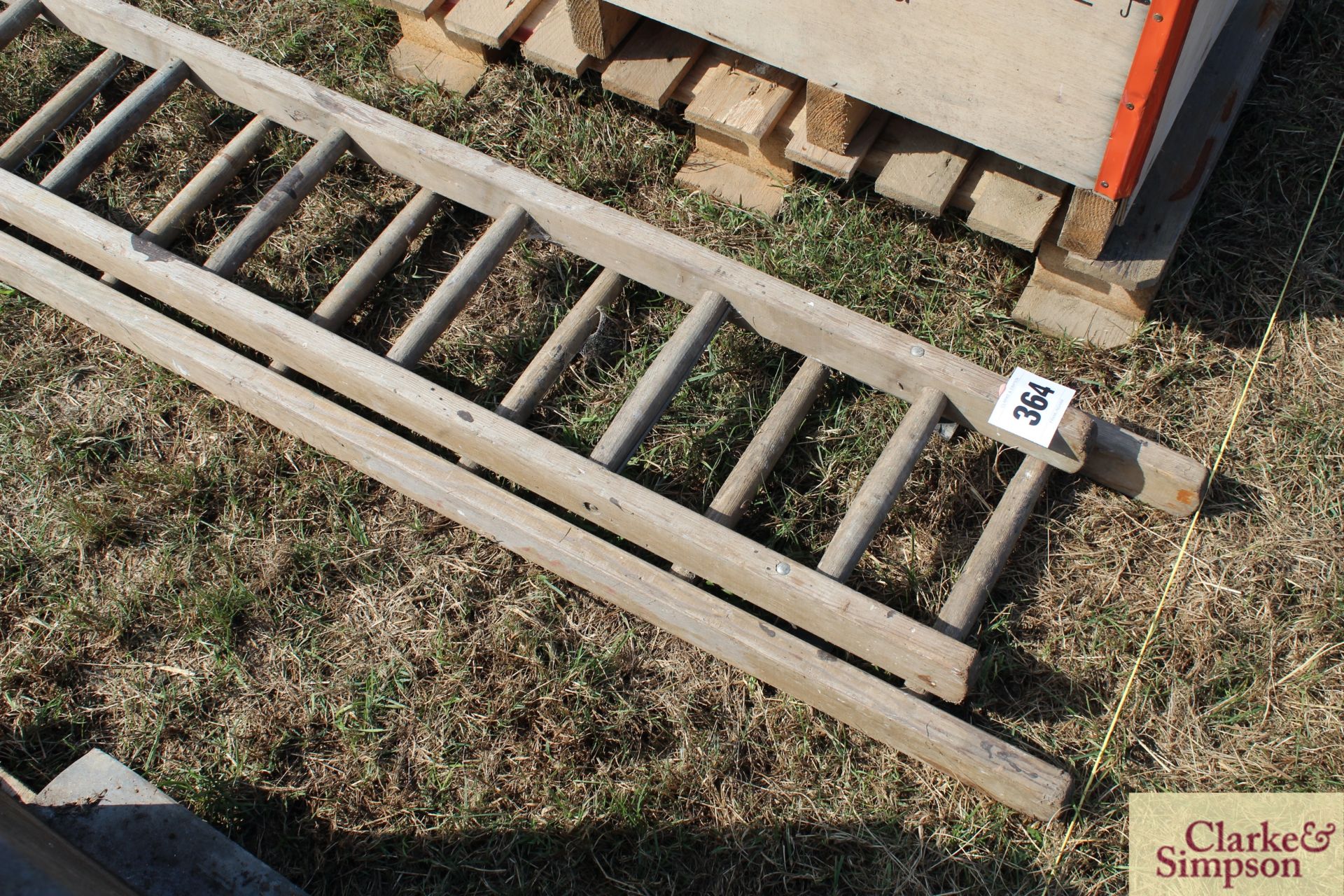 Wooden extending ladder. - Image 2 of 4