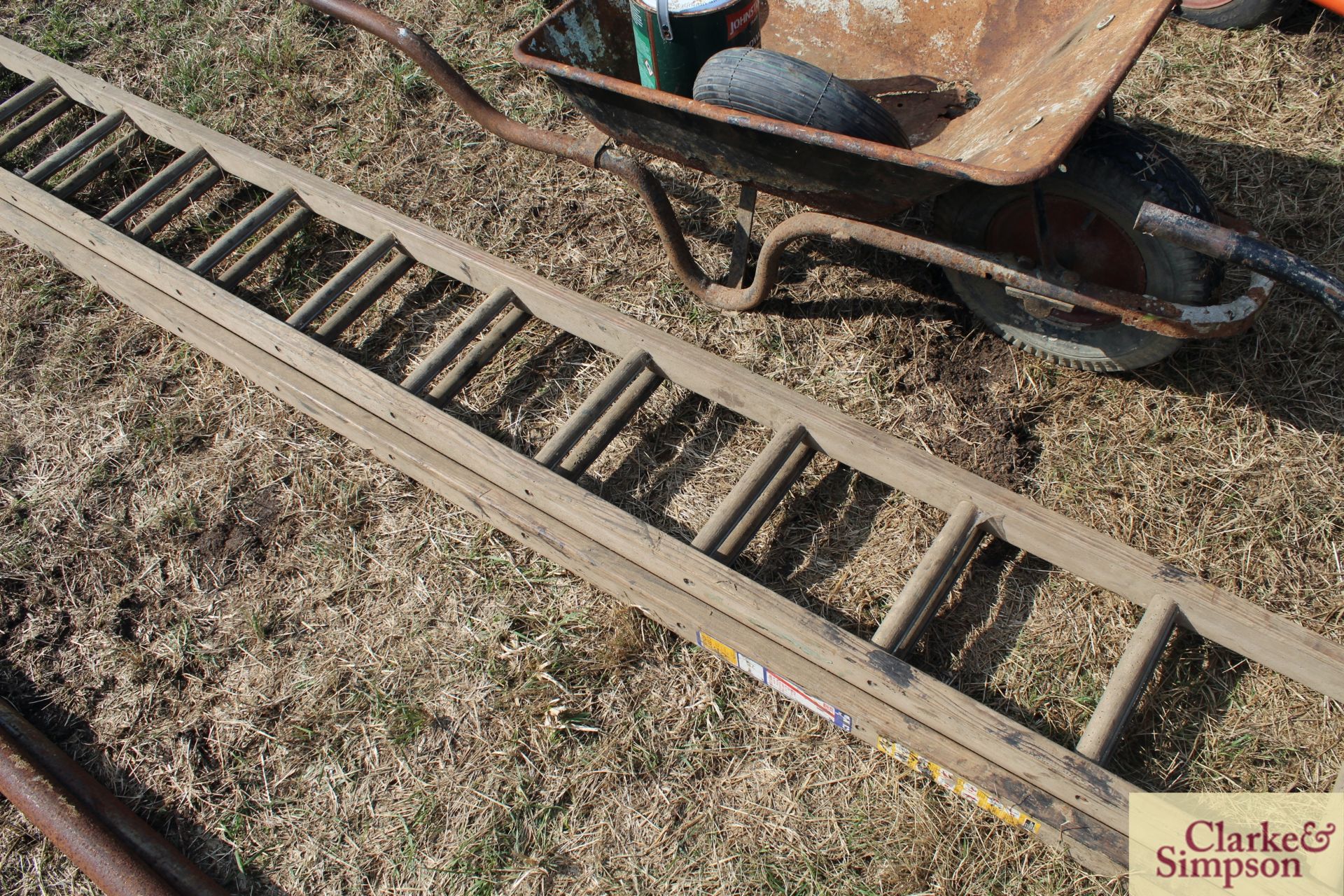 Wooden extending ladder. - Image 3 of 4