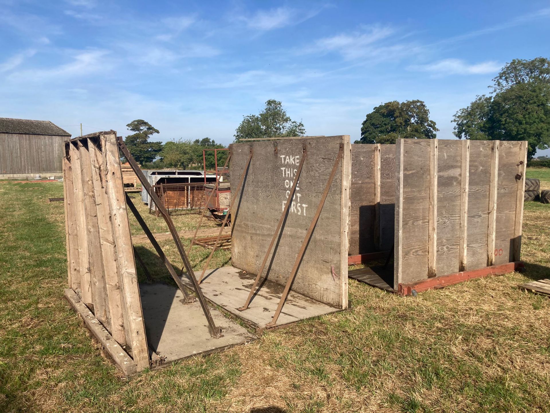 4x wooden grain walling sections.