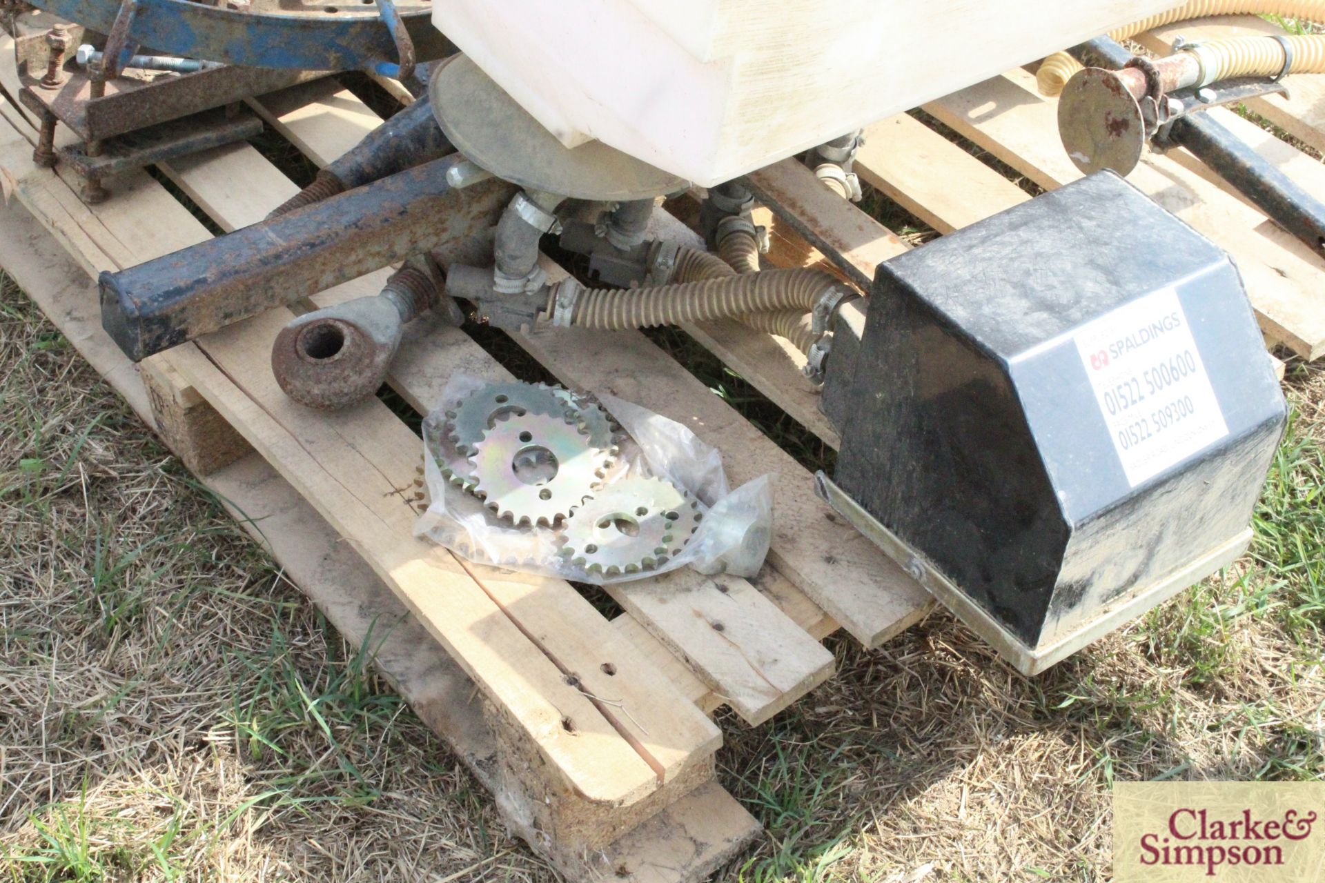 Spaldings land wheel drive four outlet seeder. Previously used with Lot 490. For spares or repair. - Image 5 of 6