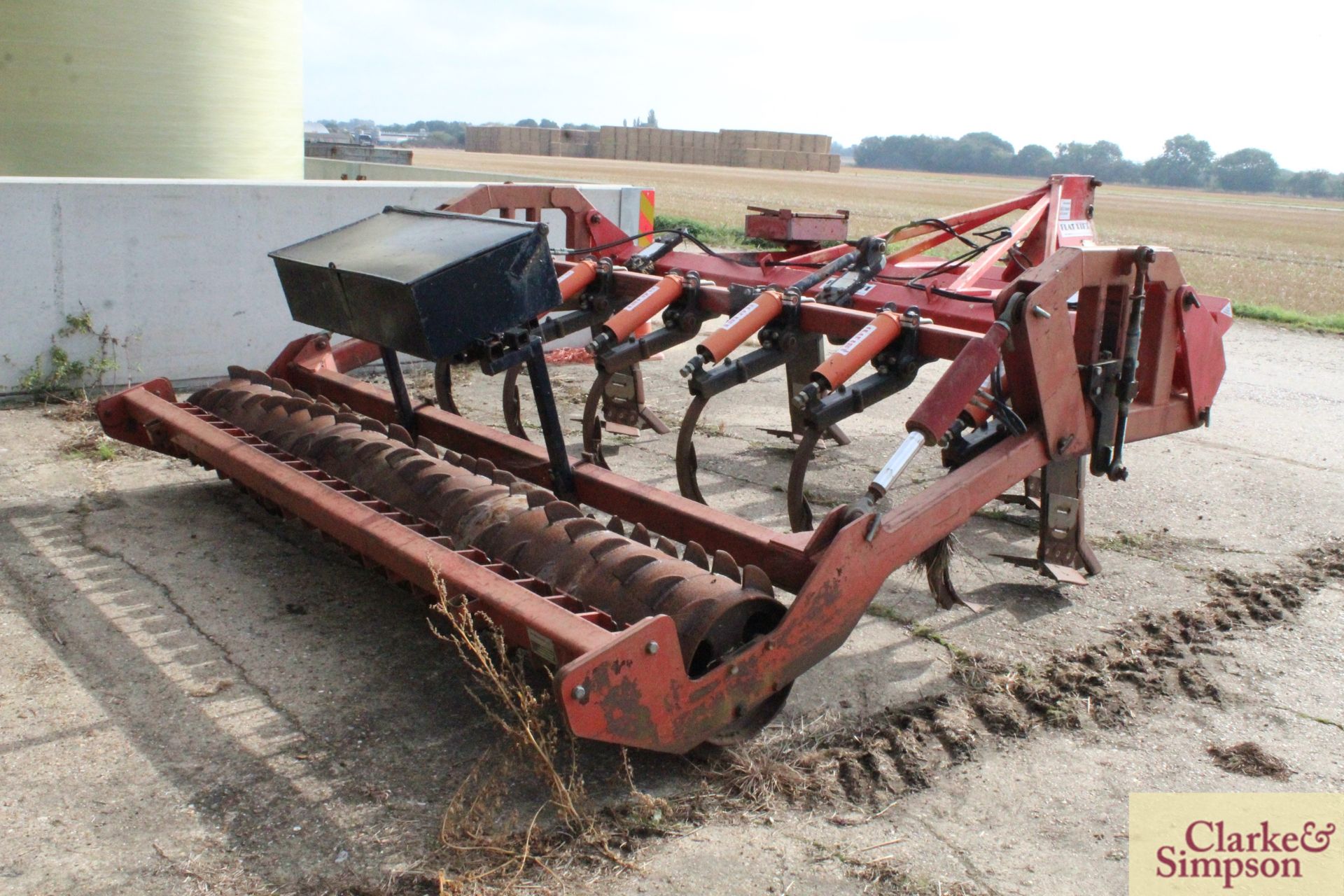 Spaldings Flat Lift FL5 five leg subsoiler. With swivel legs, six sprung loaded winged tines and - Image 4 of 17