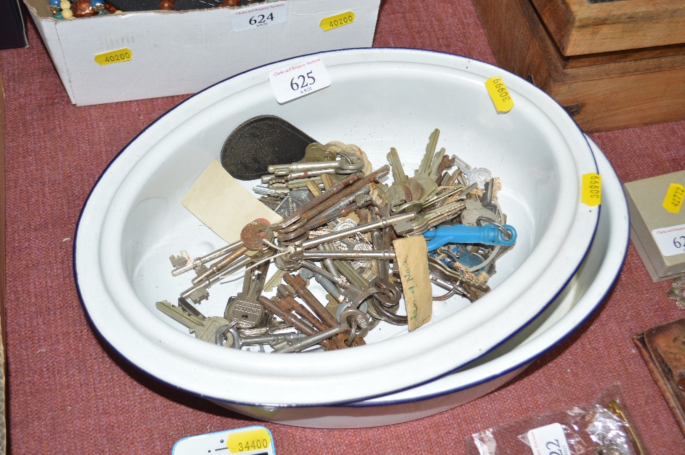 An enamel cooking dish and contents of various key