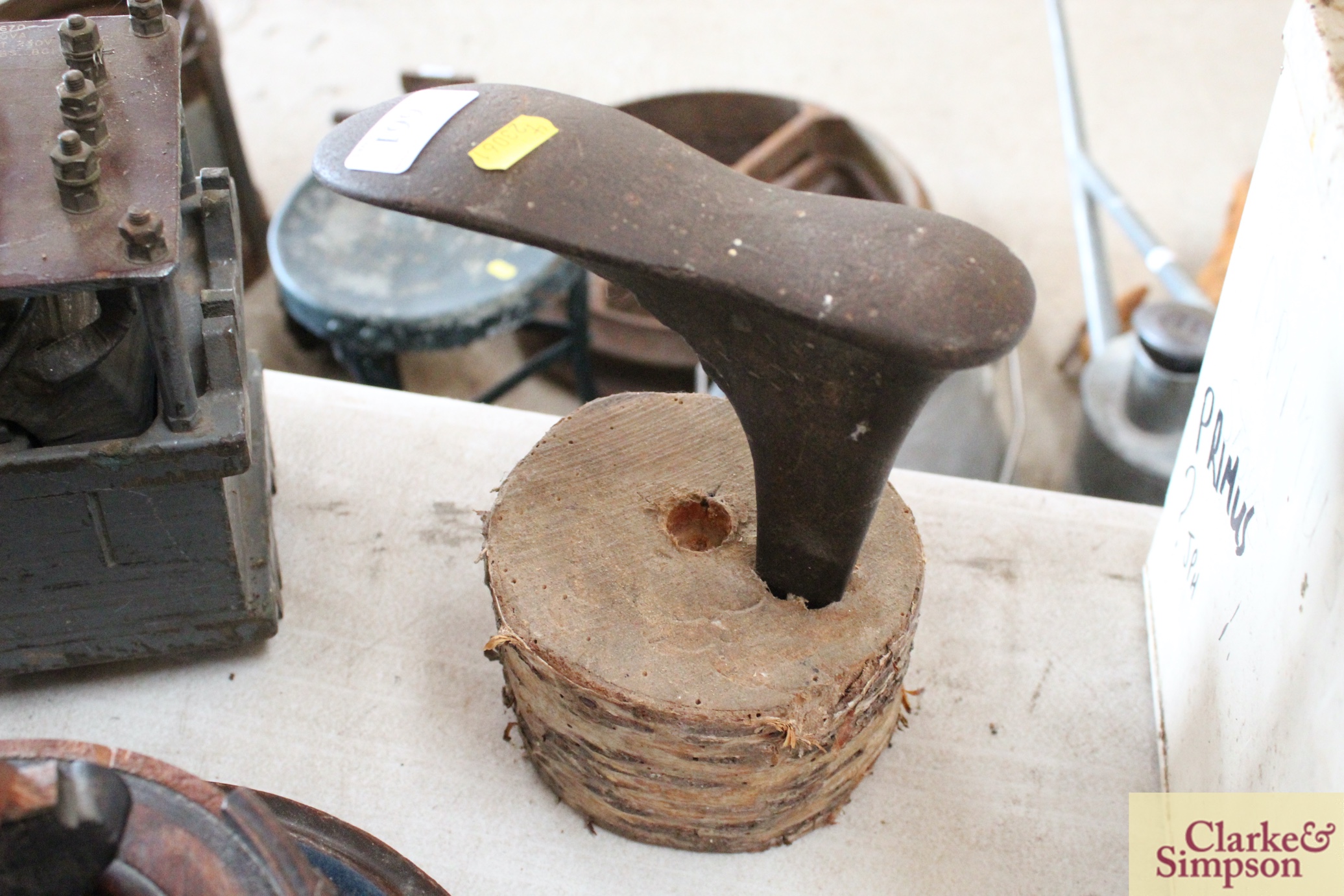 A cobblers shoe last set into a wooden log - Image 2 of 3