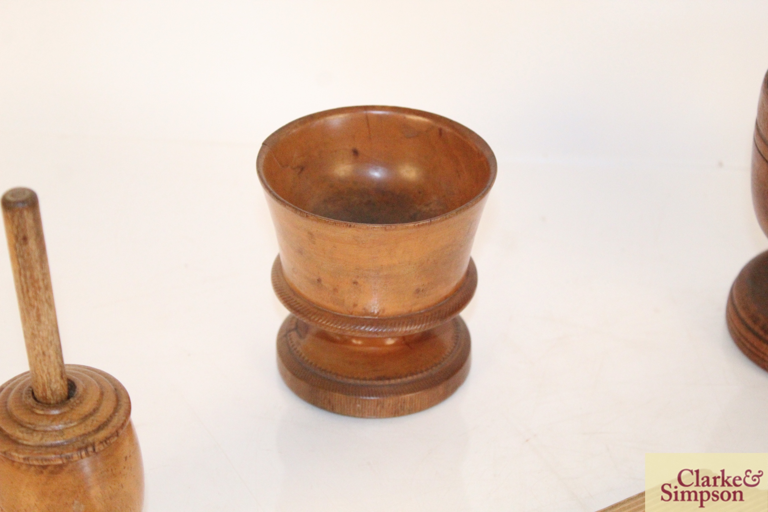 A box of miscellaneous antique treen to include la - Image 4 of 9