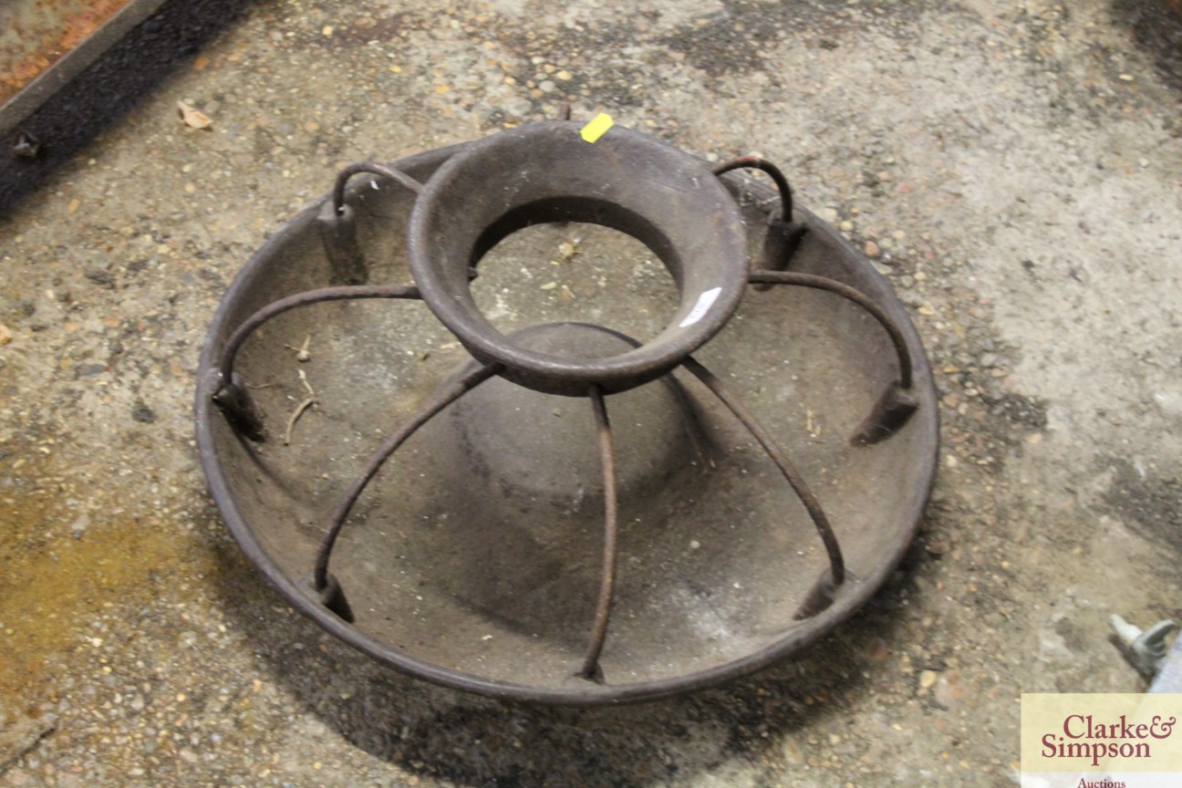 A circular cast iron pig trough - Image 2 of 2