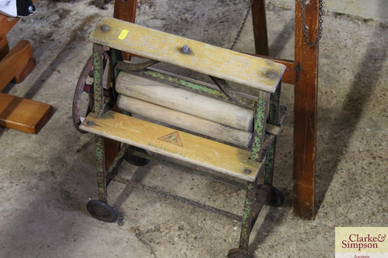 A vintage child's mangle and an abacus / easel - Image 5 of 6