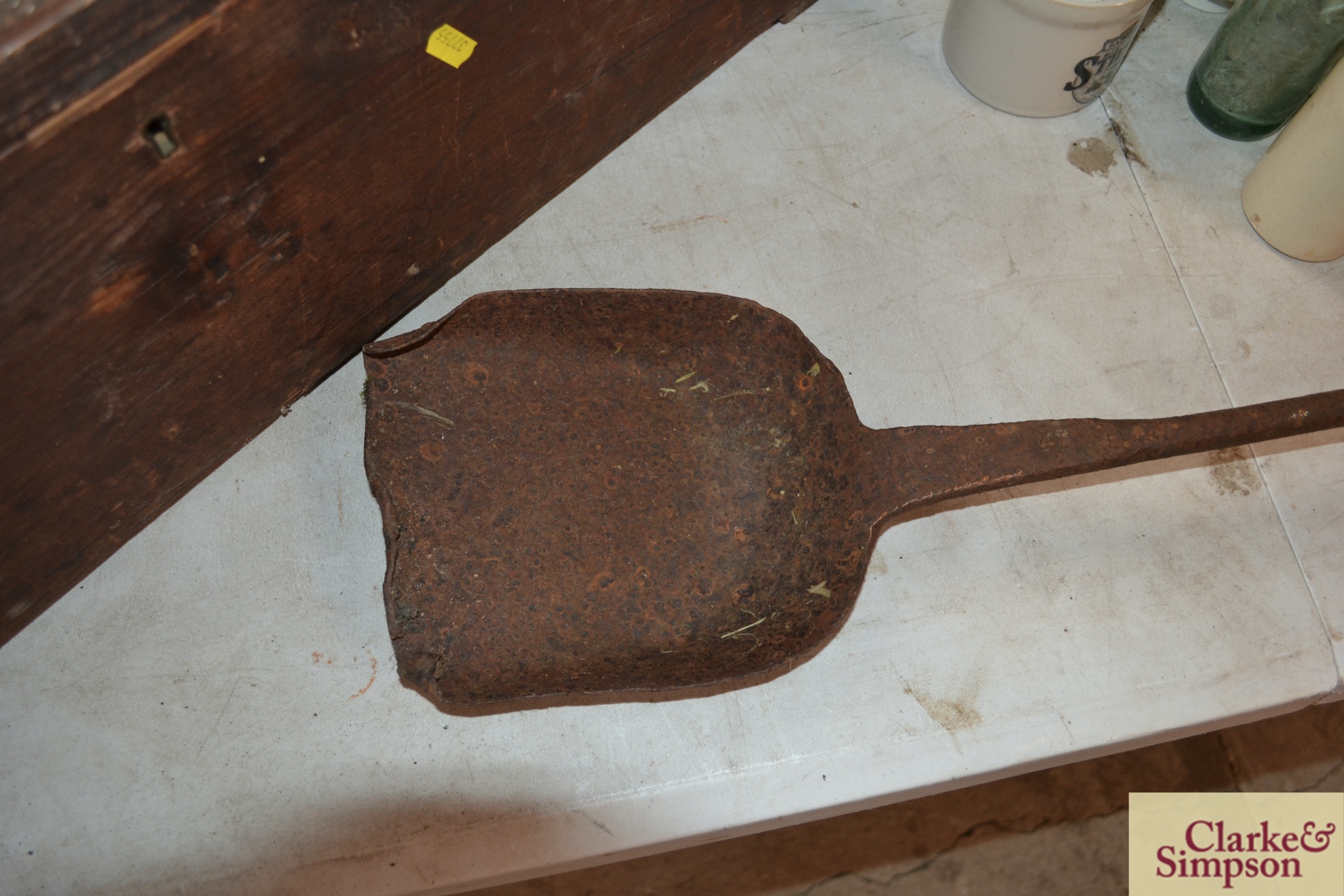 A vintage iron shovel - Image 2 of 3