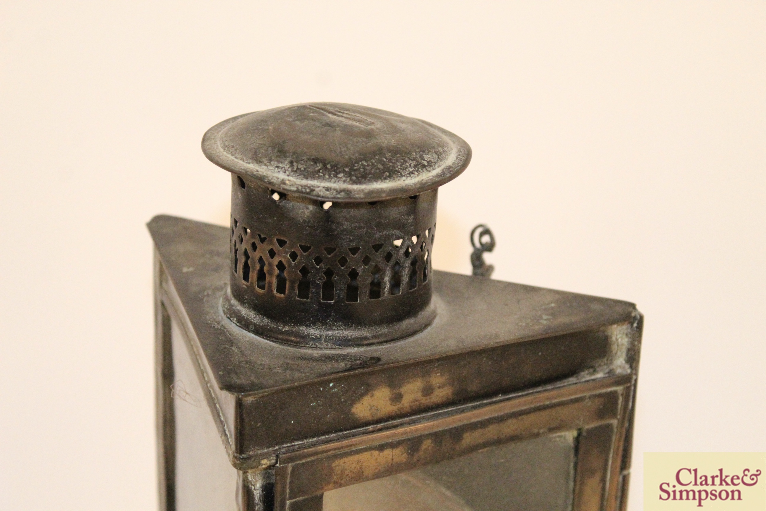 A vintage brass corner lamp - Image 5 of 8