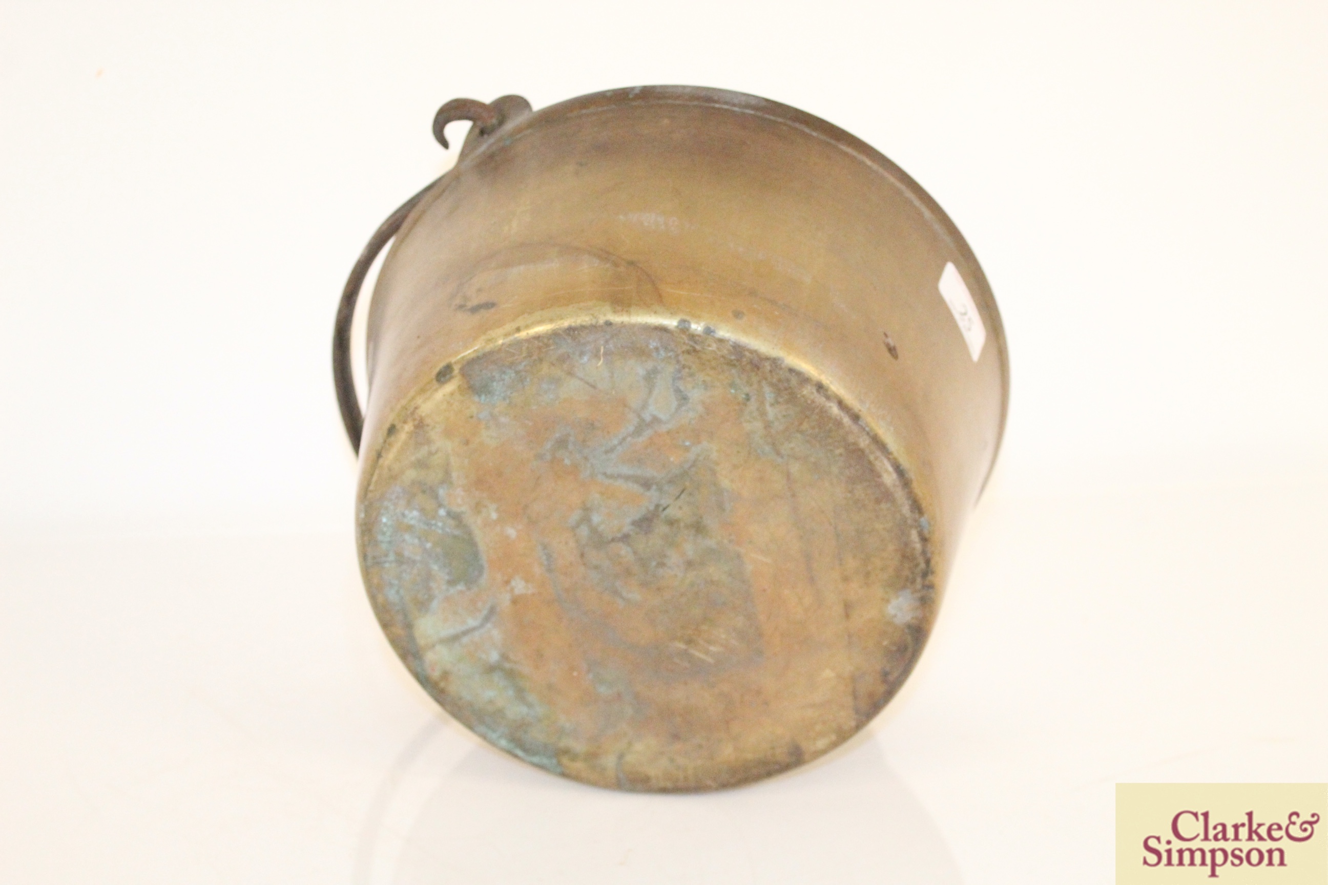 A heavy brass preserve pan with swing handle - Image 4 of 4