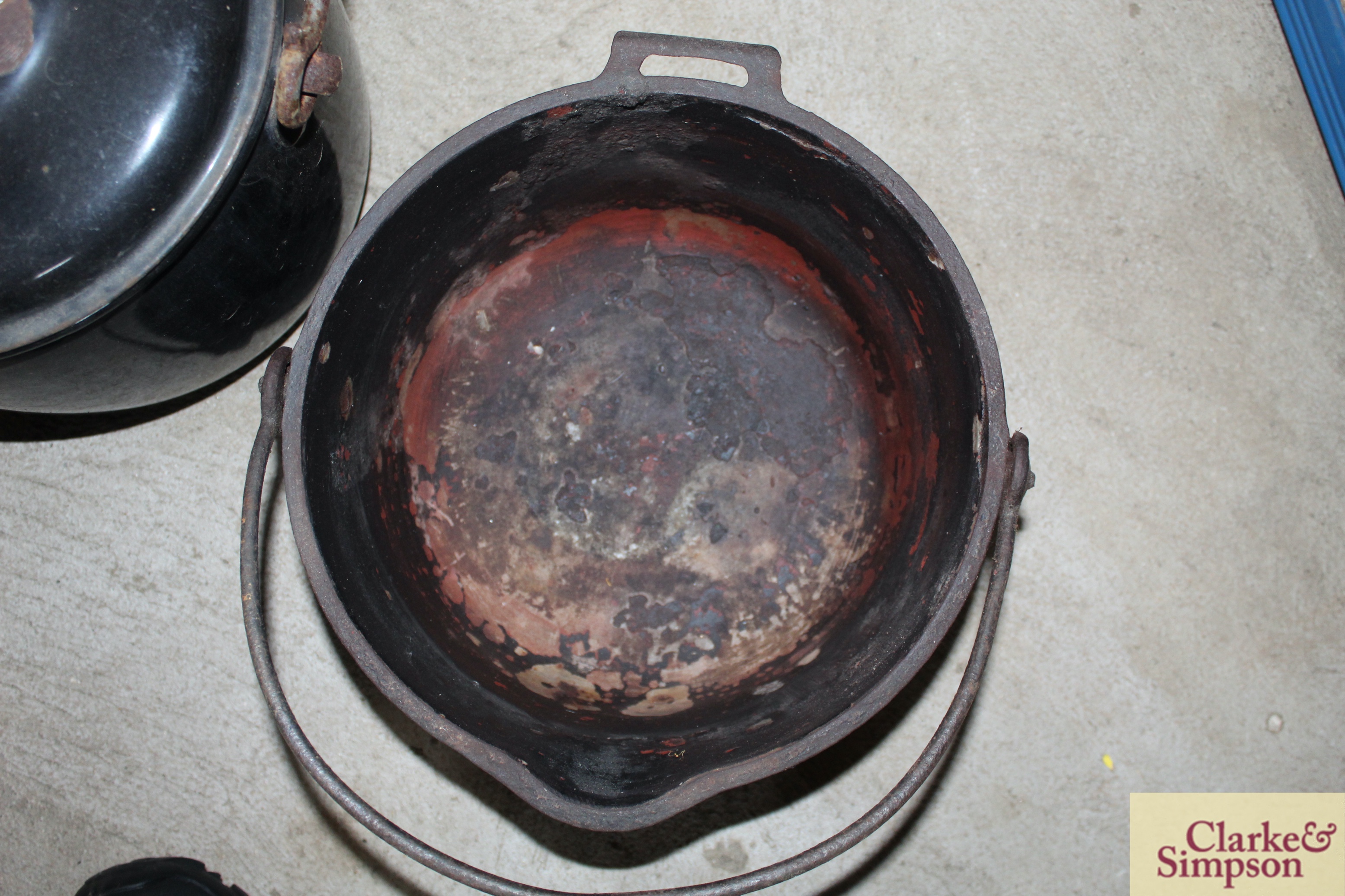 A black enamel cooking pot and lid with swing hand - Image 4 of 5