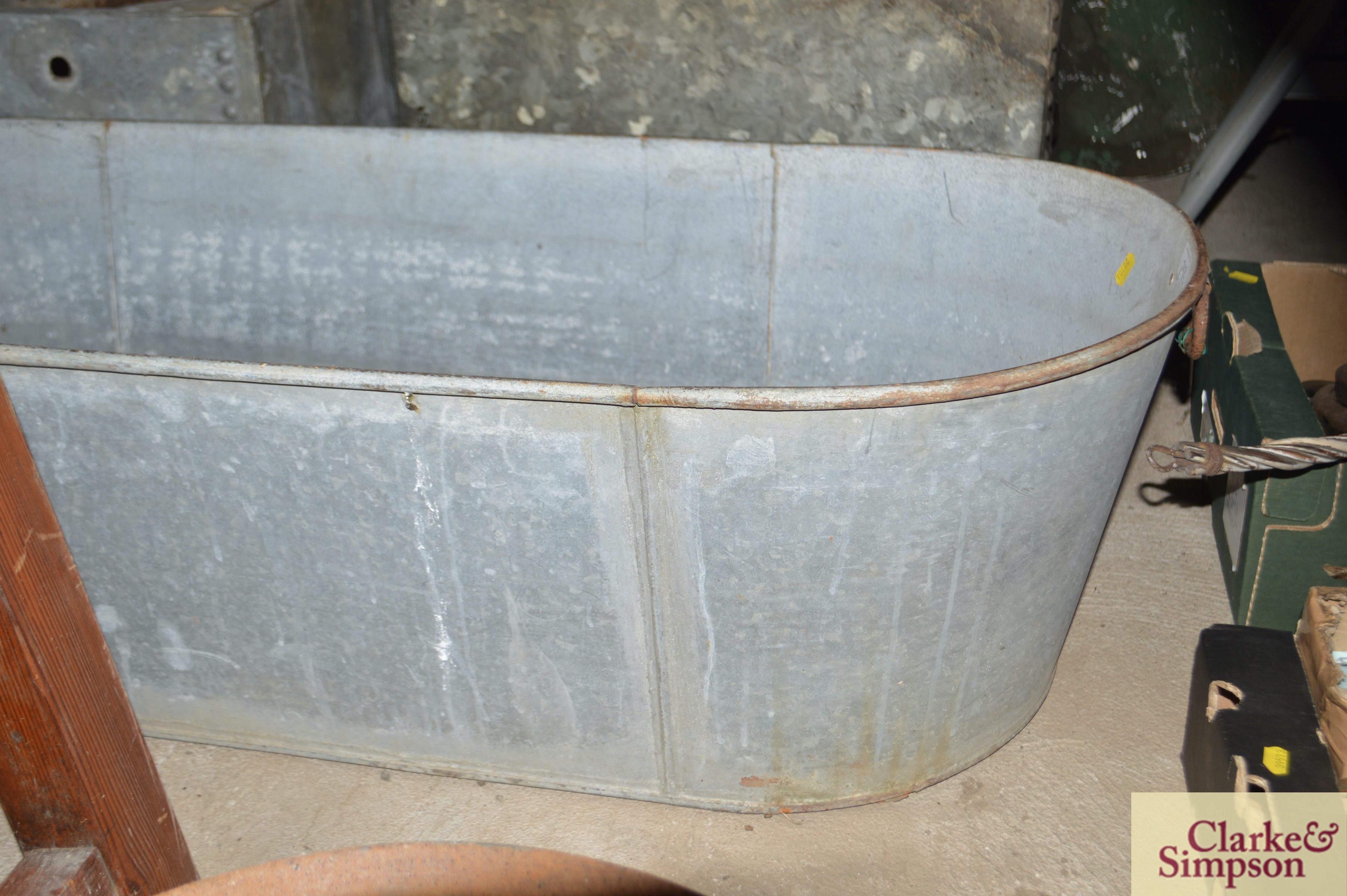 A vintage galvanised twin handled bath - Image 3 of 3