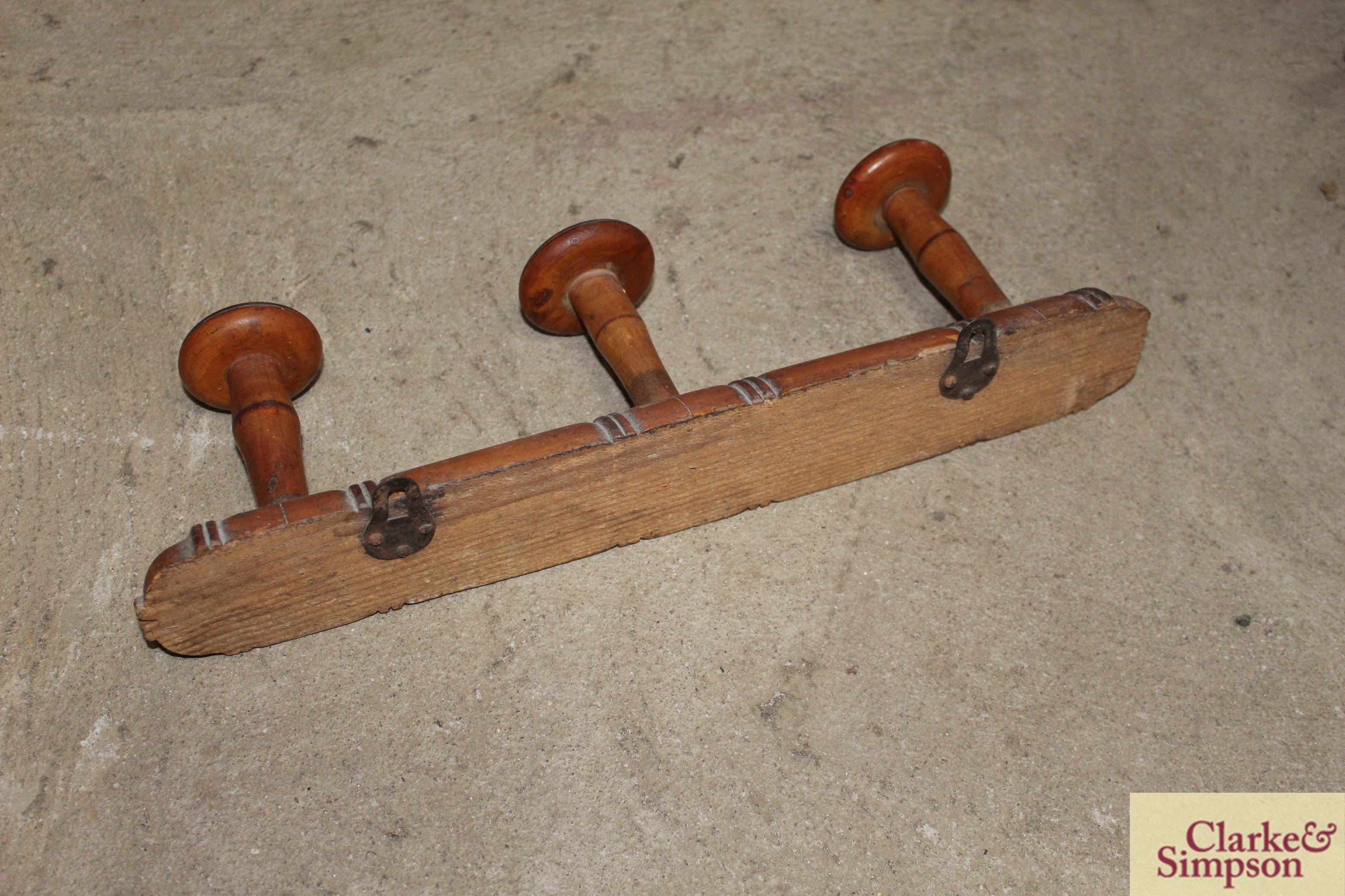 A turned wooden hanging coat rack - Image 3 of 3