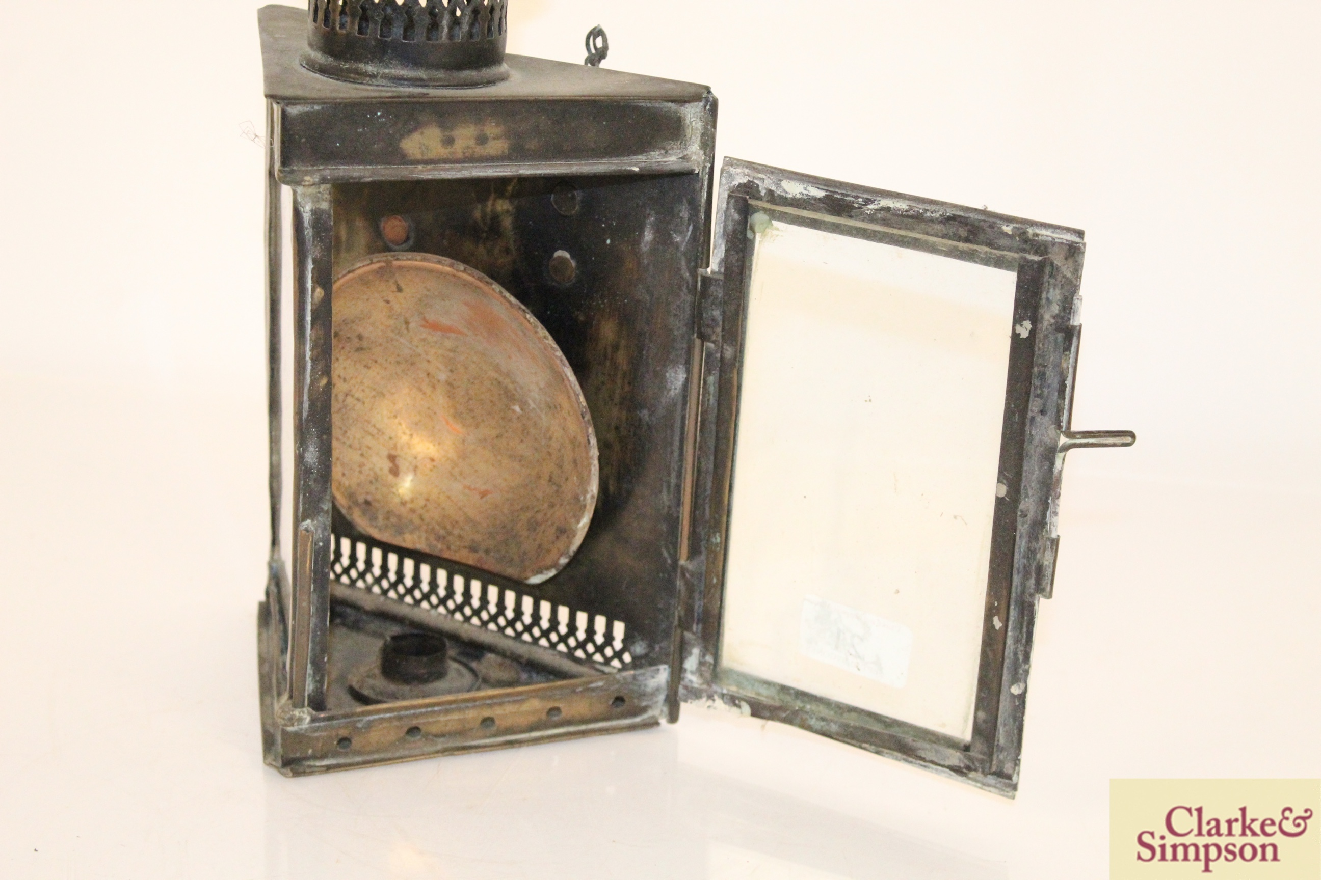 A vintage brass corner lamp - Image 7 of 8