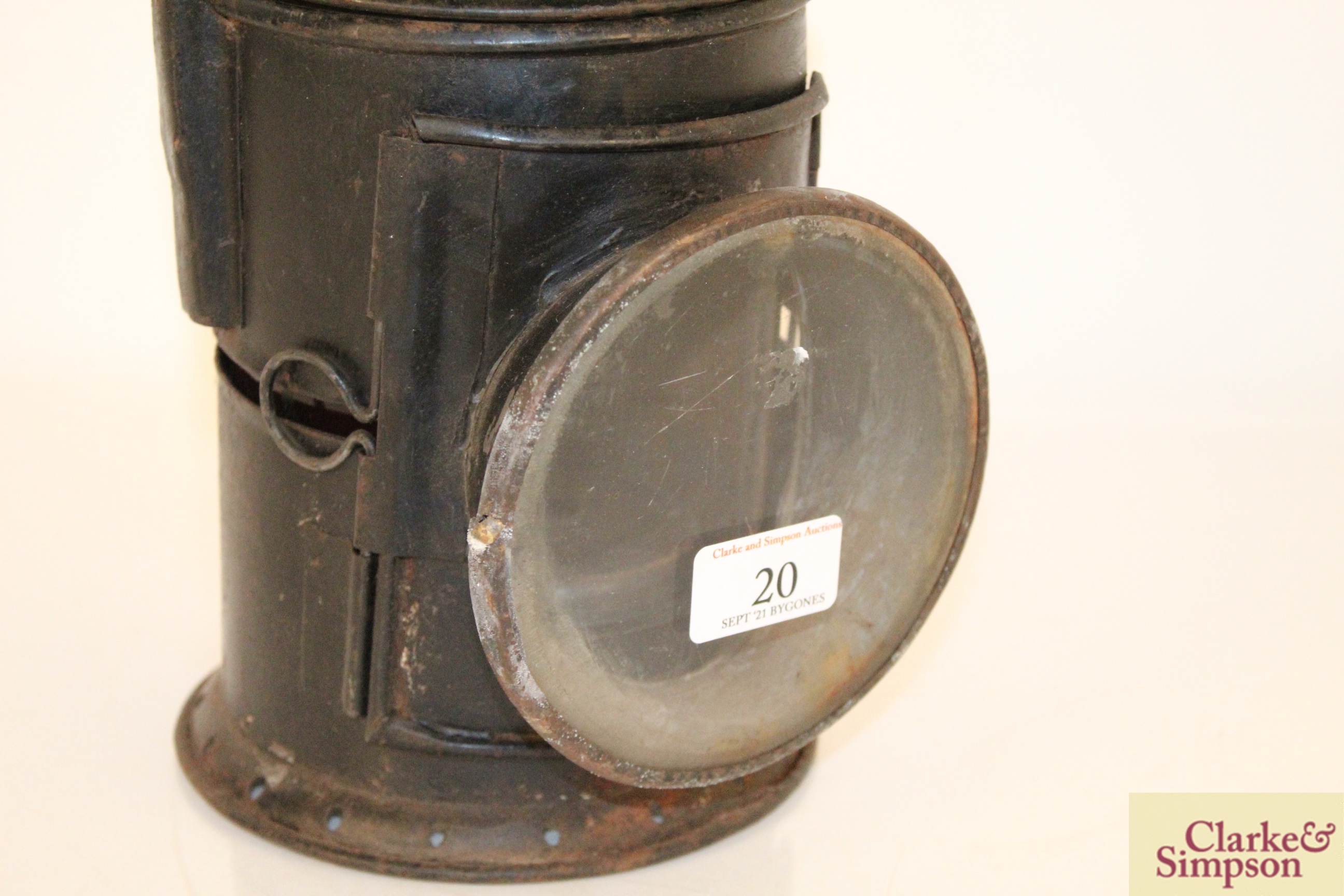 A vintage railway signal lamp - Image 5 of 5