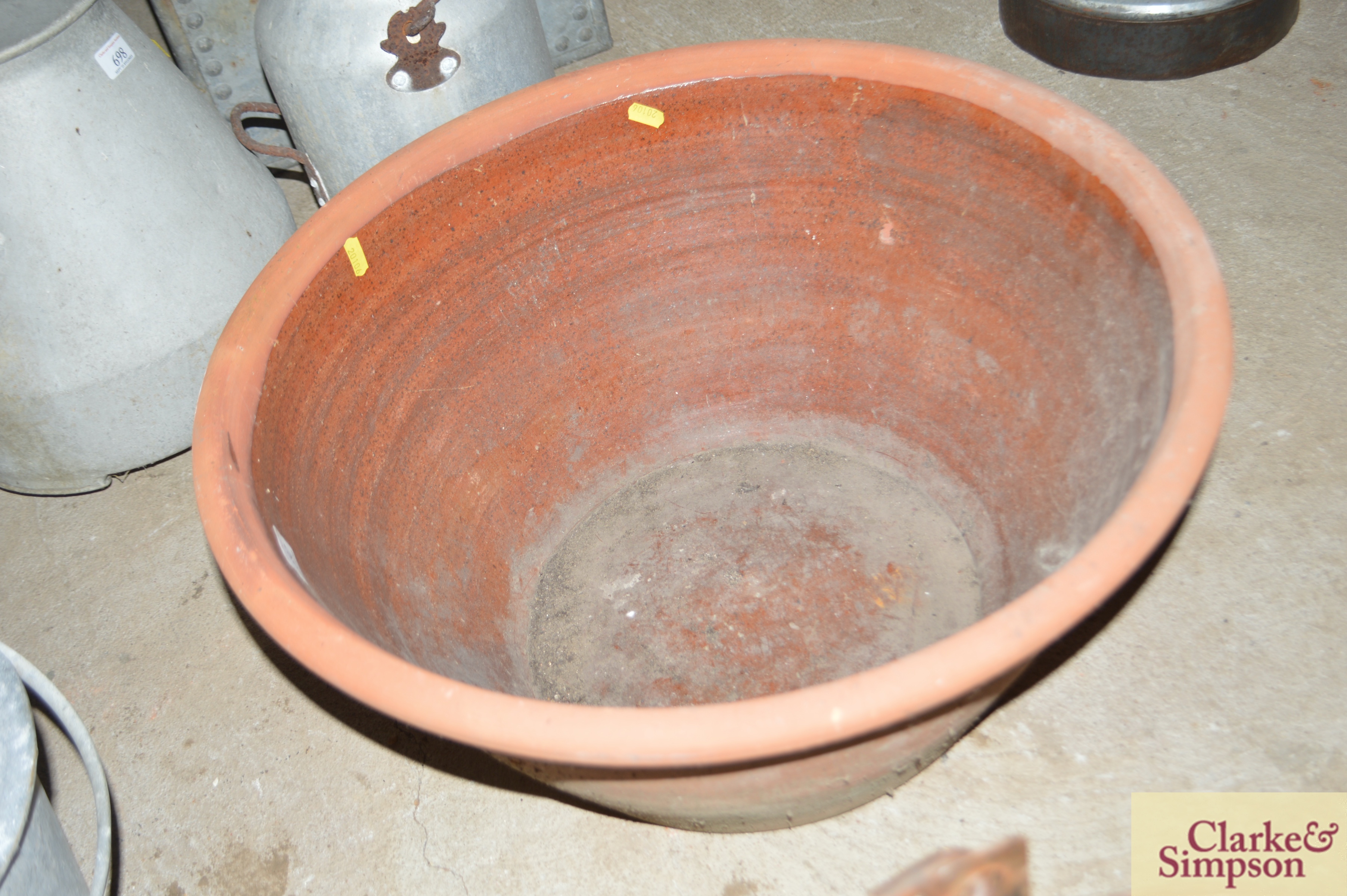 A large earthenware planter - Image 3 of 3