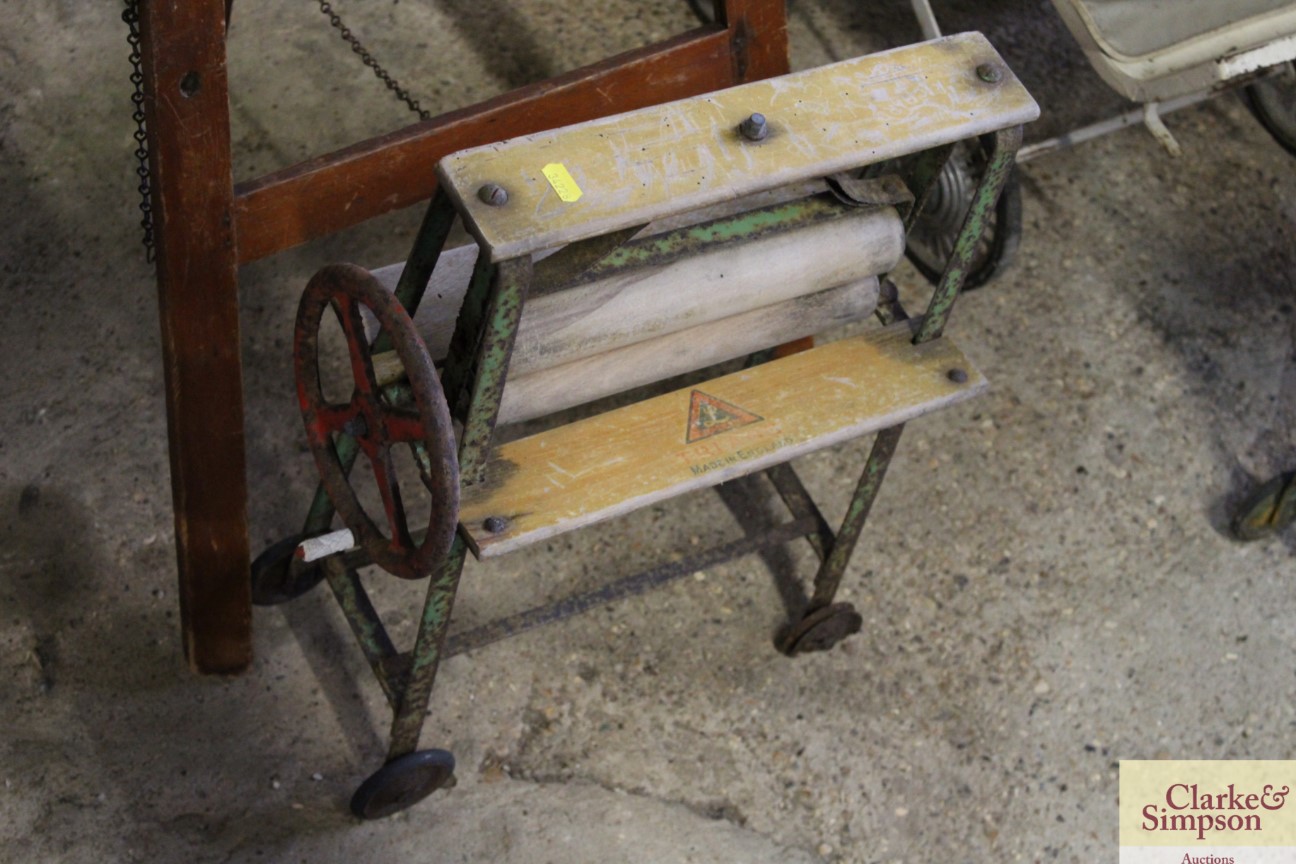 A vintage child's mangle and an abacus / easel - Image 6 of 6