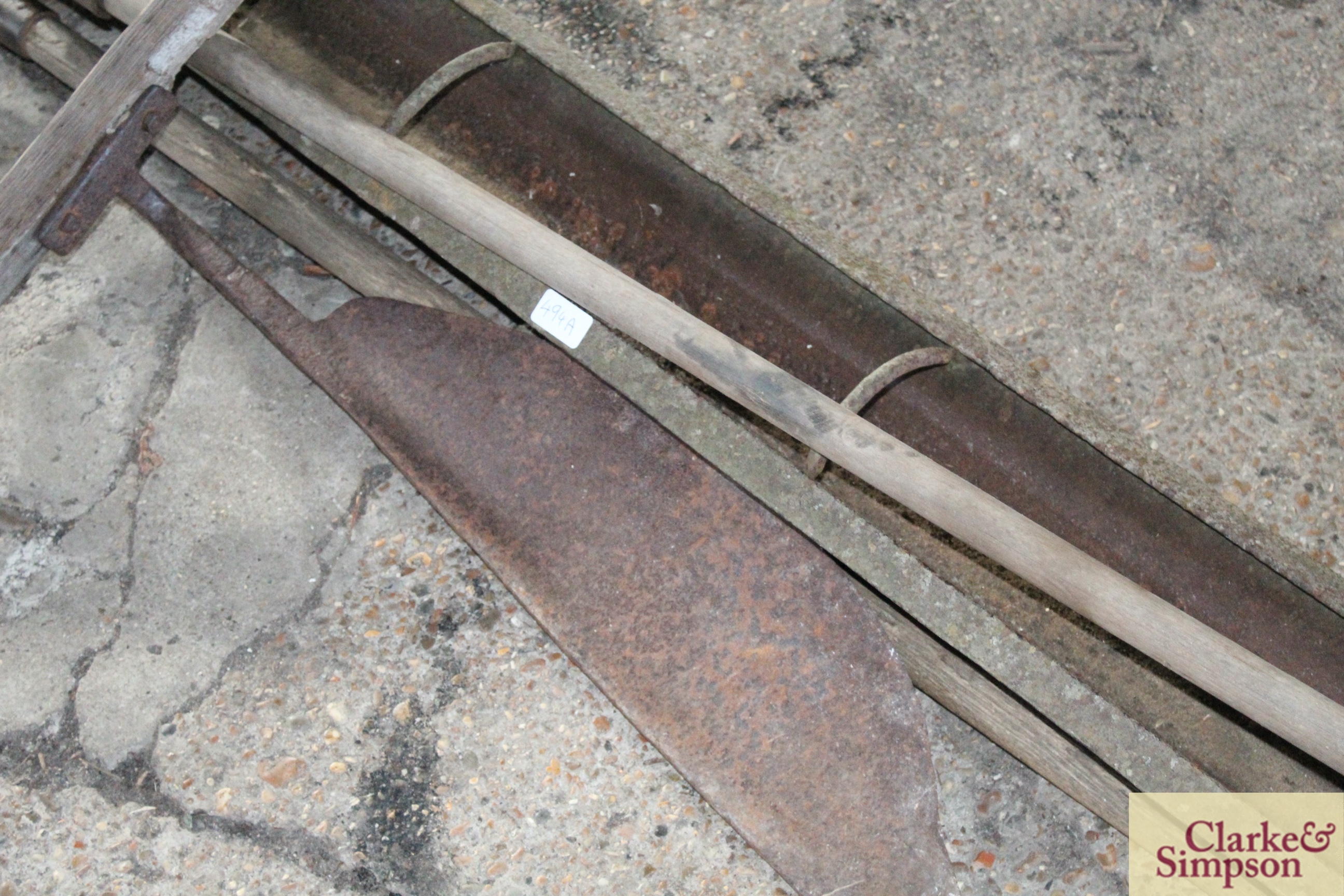 A long metal trough, a hay knife and two hoes - Image 3 of 4