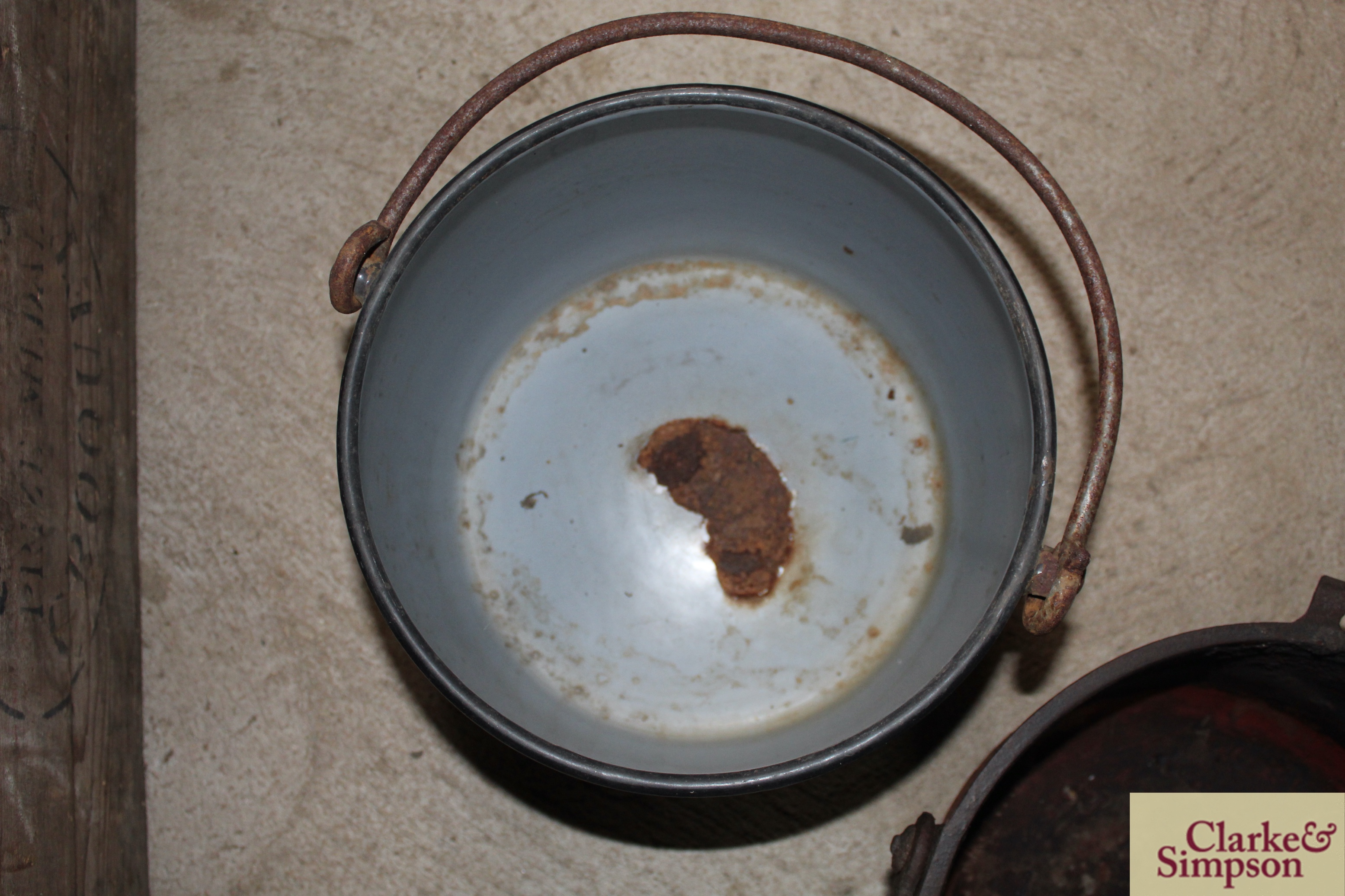 A black enamel cooking pot and lid with swing hand - Image 5 of 5