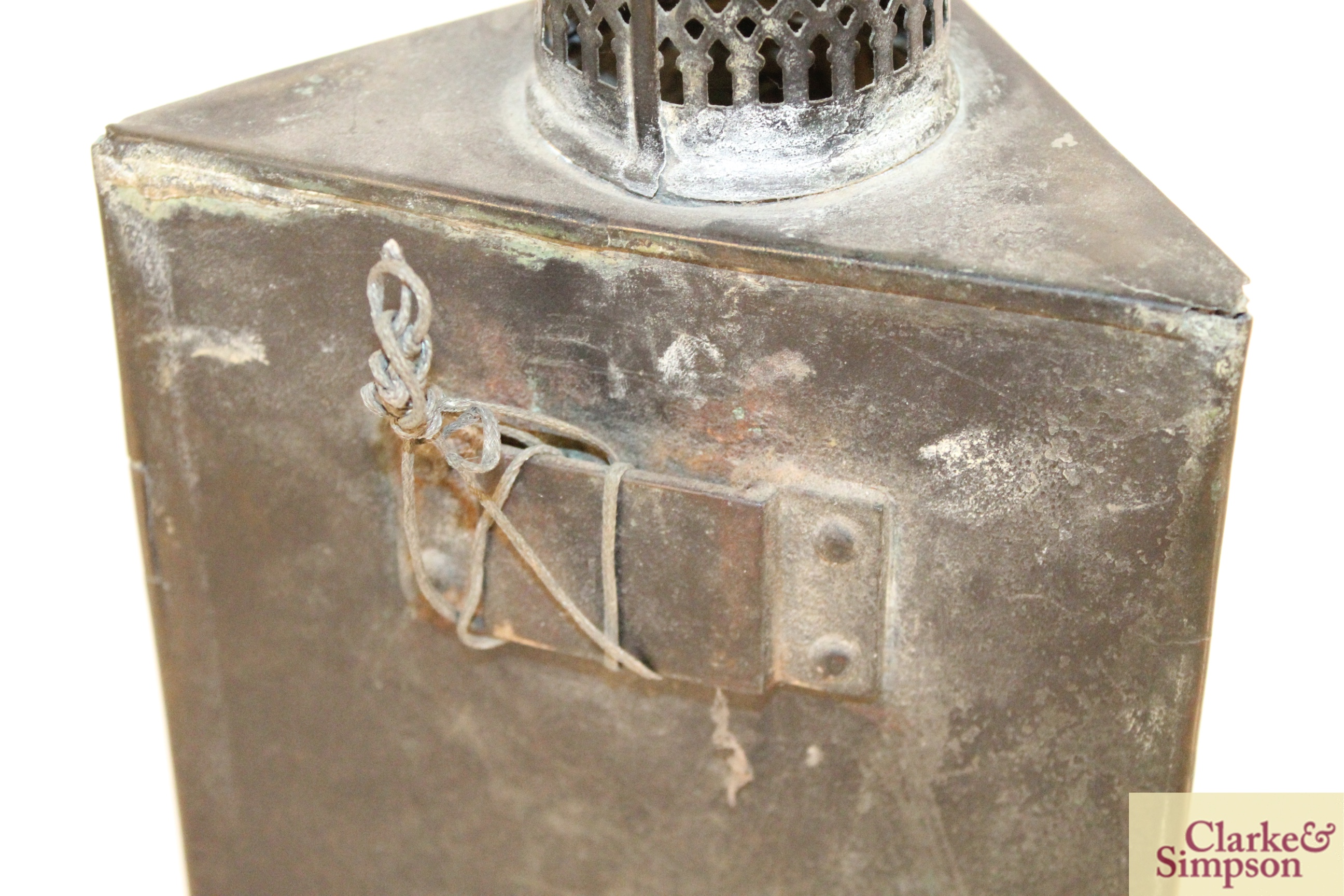 A vintage brass corner lamp - Image 6 of 8