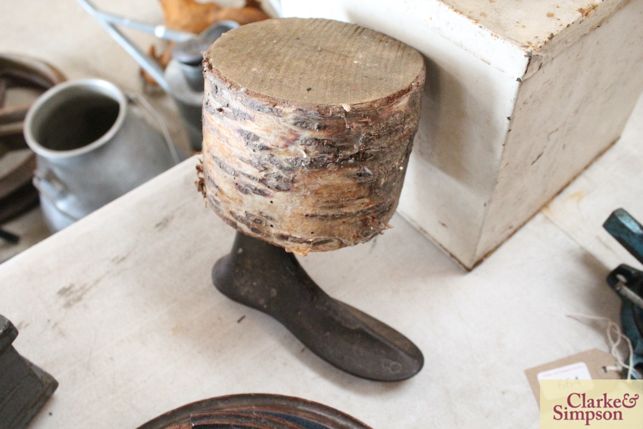 A cobblers shoe last set into a wooden log - Image 3 of 3