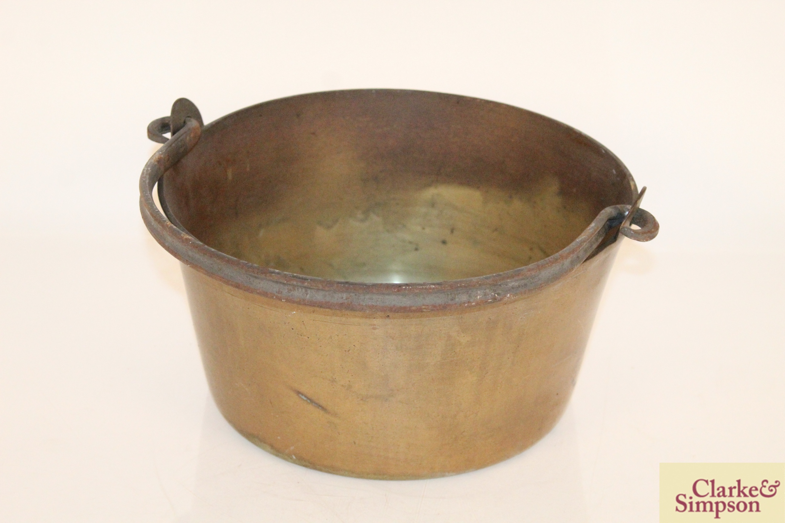 A heavy brass preserve pan with swing handle - Image 2 of 4