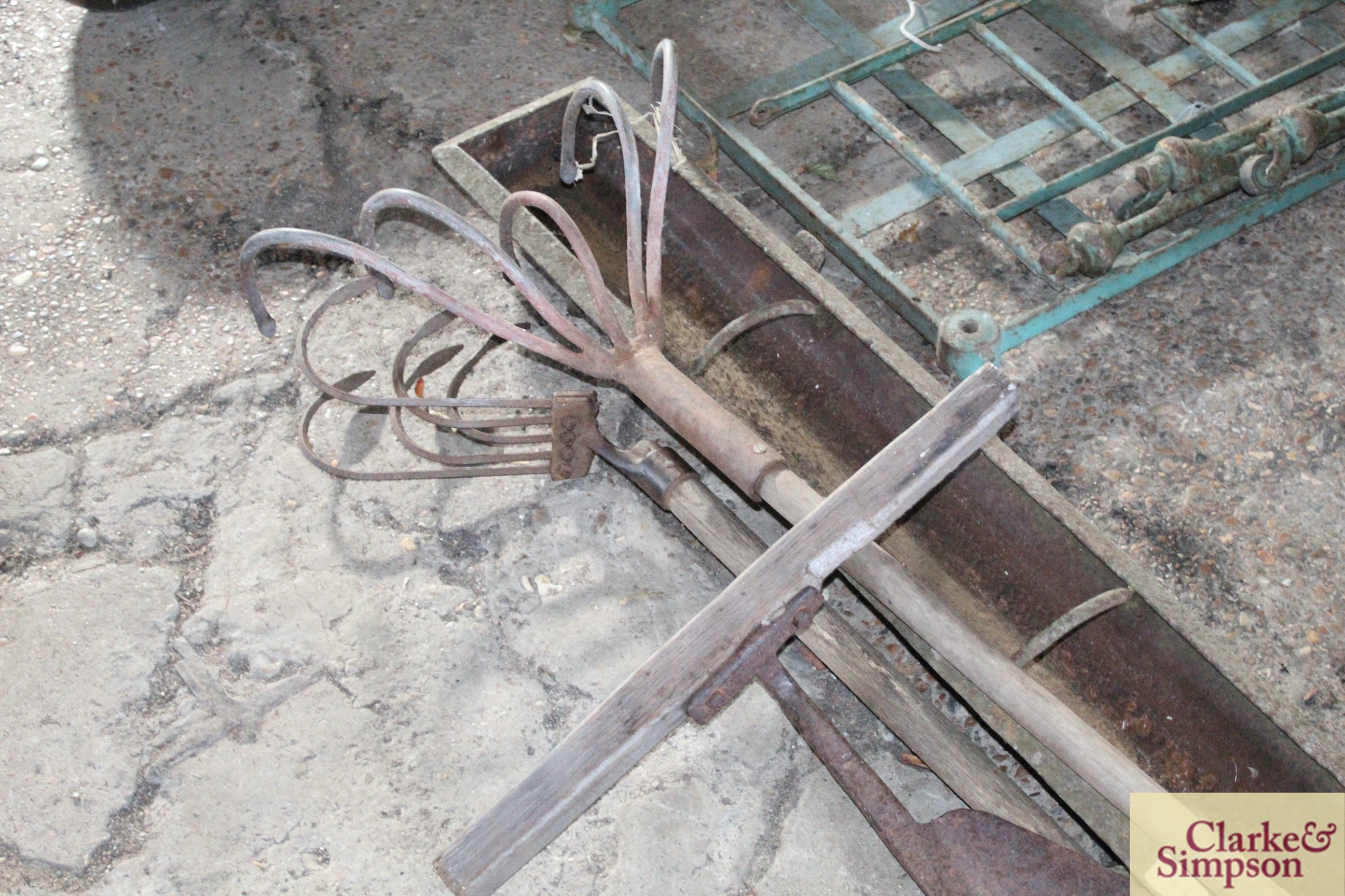 A long metal trough, a hay knife and two hoes - Image 4 of 4