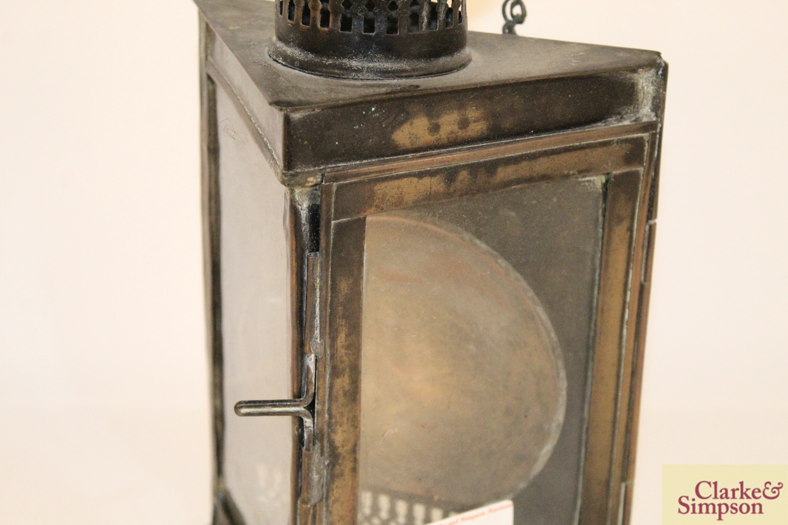 A vintage brass corner lamp - Image 4 of 8